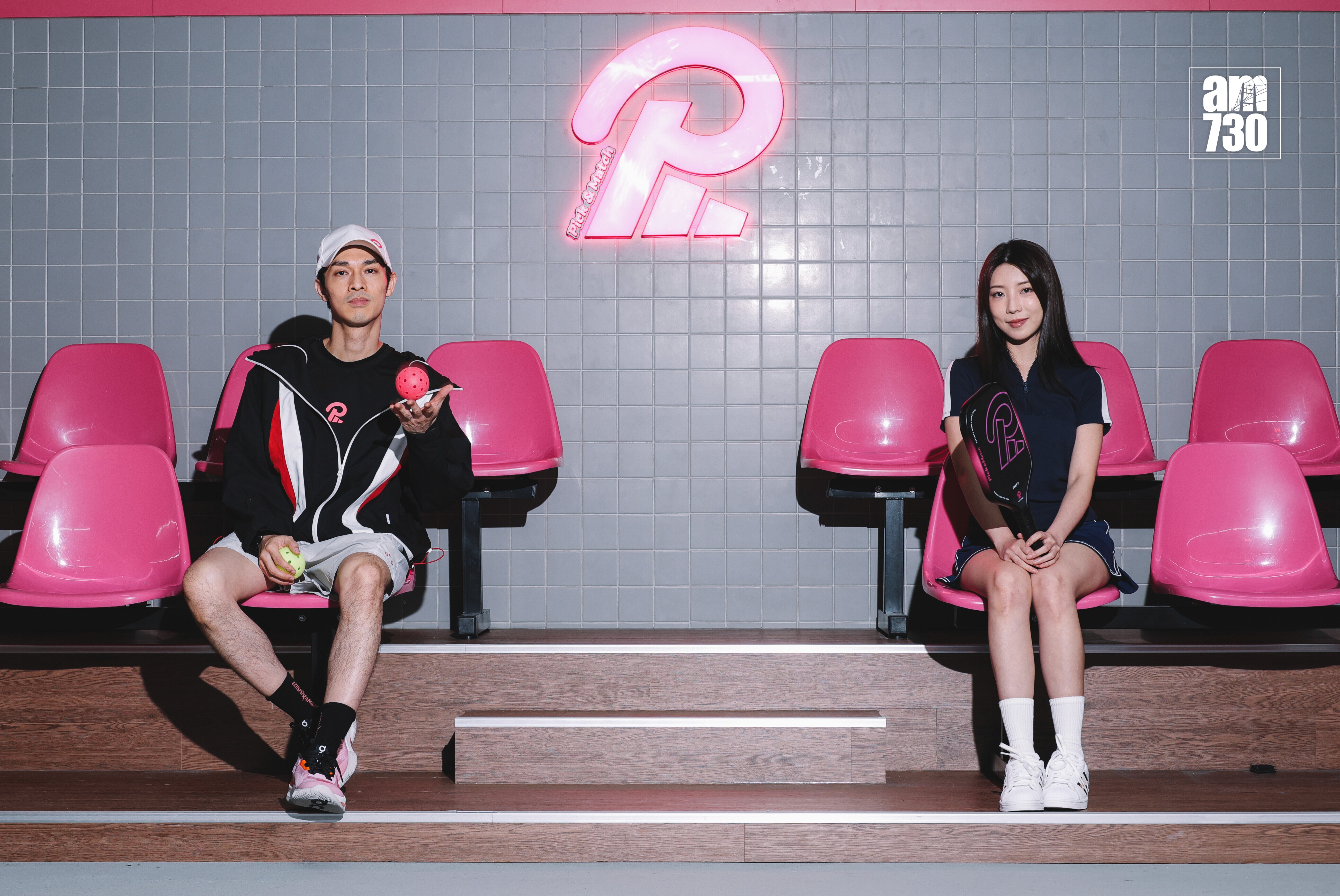 專業室內匹克球場地板工程，採用符合國際標準的藍灰色減震防滑運動地板及標準場地標線。