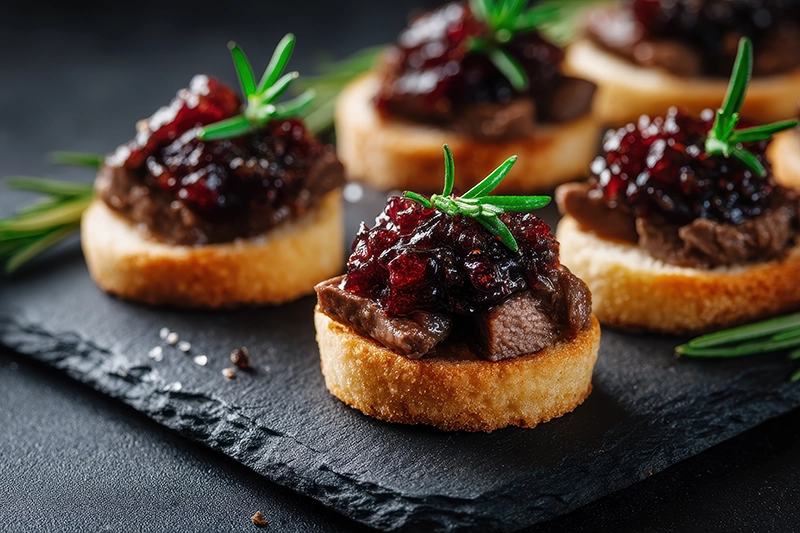 Grzanki z chutneyem z czerwonej cebuli i Musztardą Jałowcową Konik