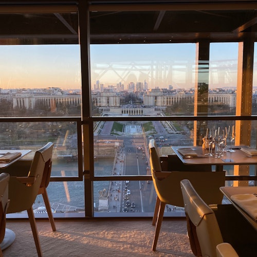Эйфелева башня: билеты на ужин в Madame Brasserie в Париже
