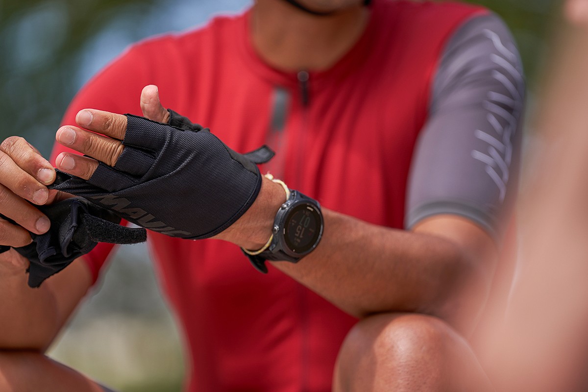 Photographie commerciale lifestyle  pour maillet et gant de vélo homme