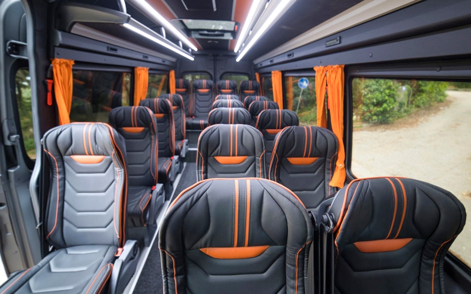 Интерьер туристического микроавтобуса для однодневной поездки в Черногорию с аудиогидом.