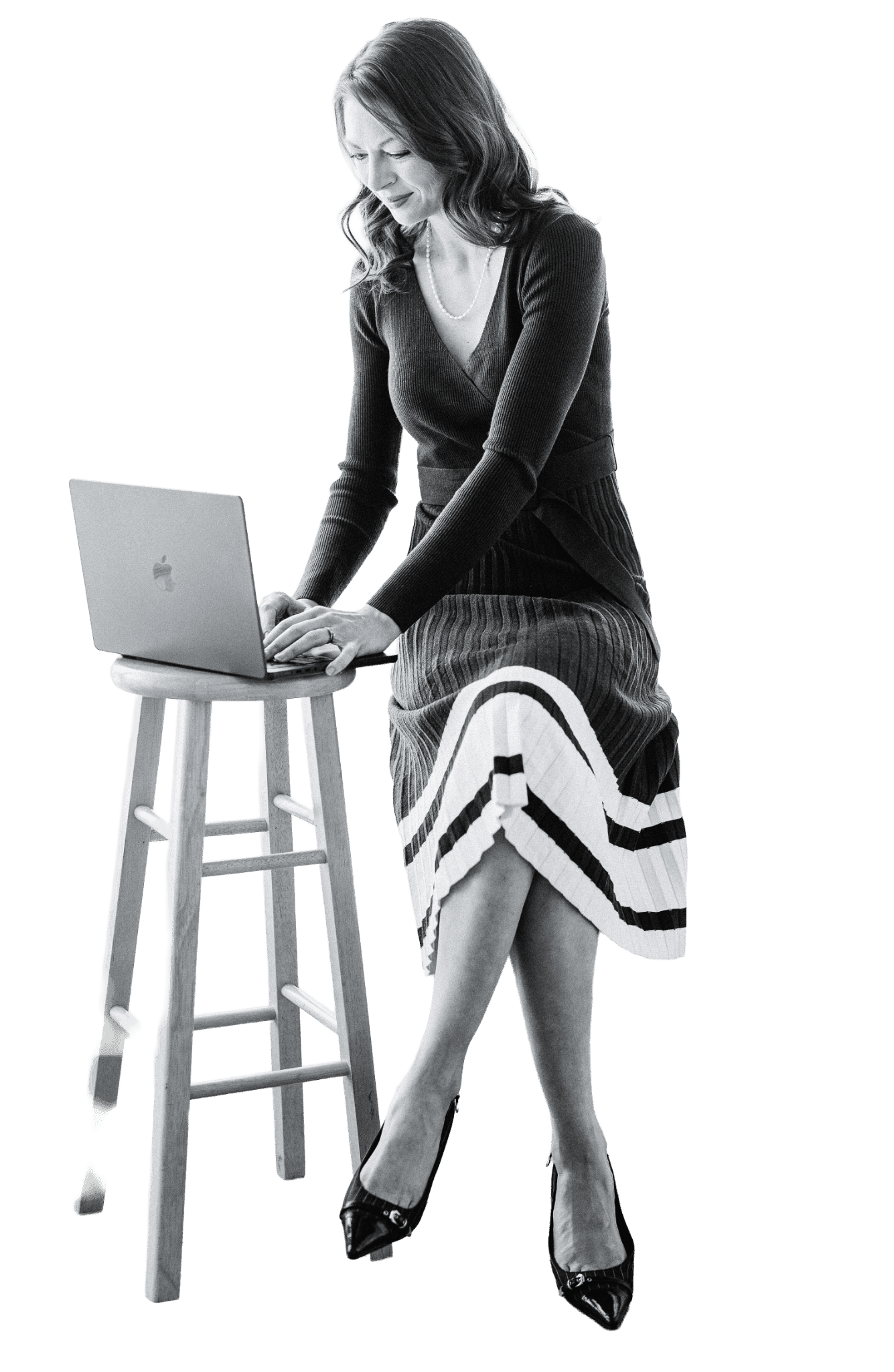 Andréanne Martin travaillant avec le sourire sur son ordinateur à la préparation de nouveaux contenus scientifiques pour sa communauté.