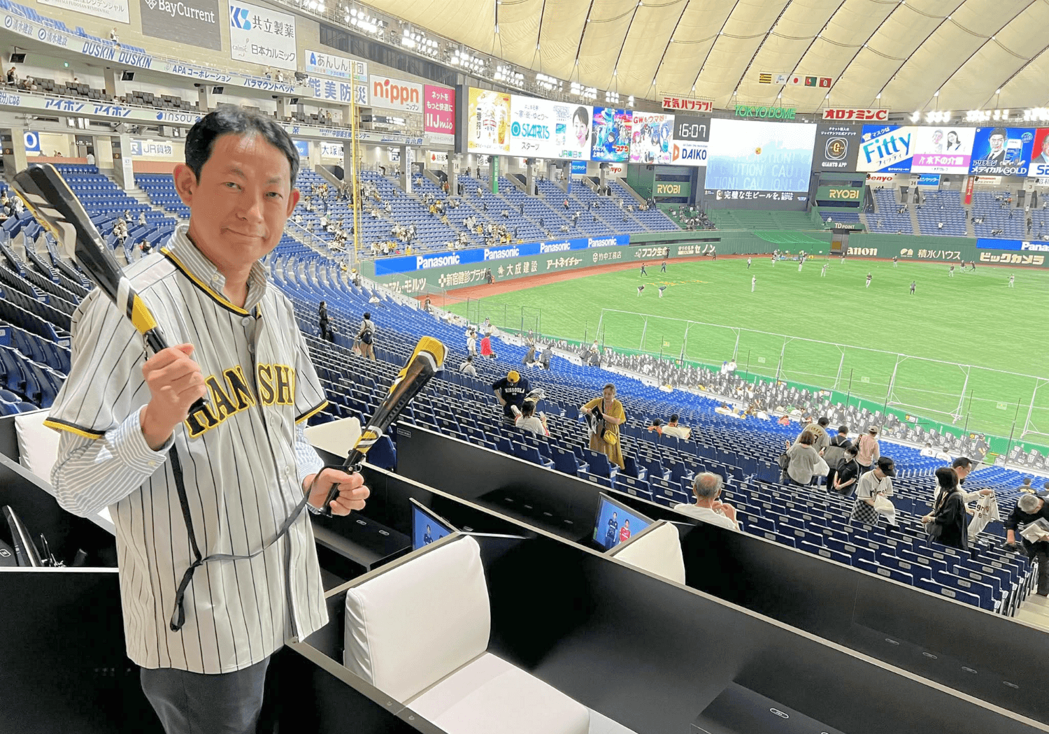 阪神タイガースのユニフォームを着て野球を応援する渡邊雄介先生