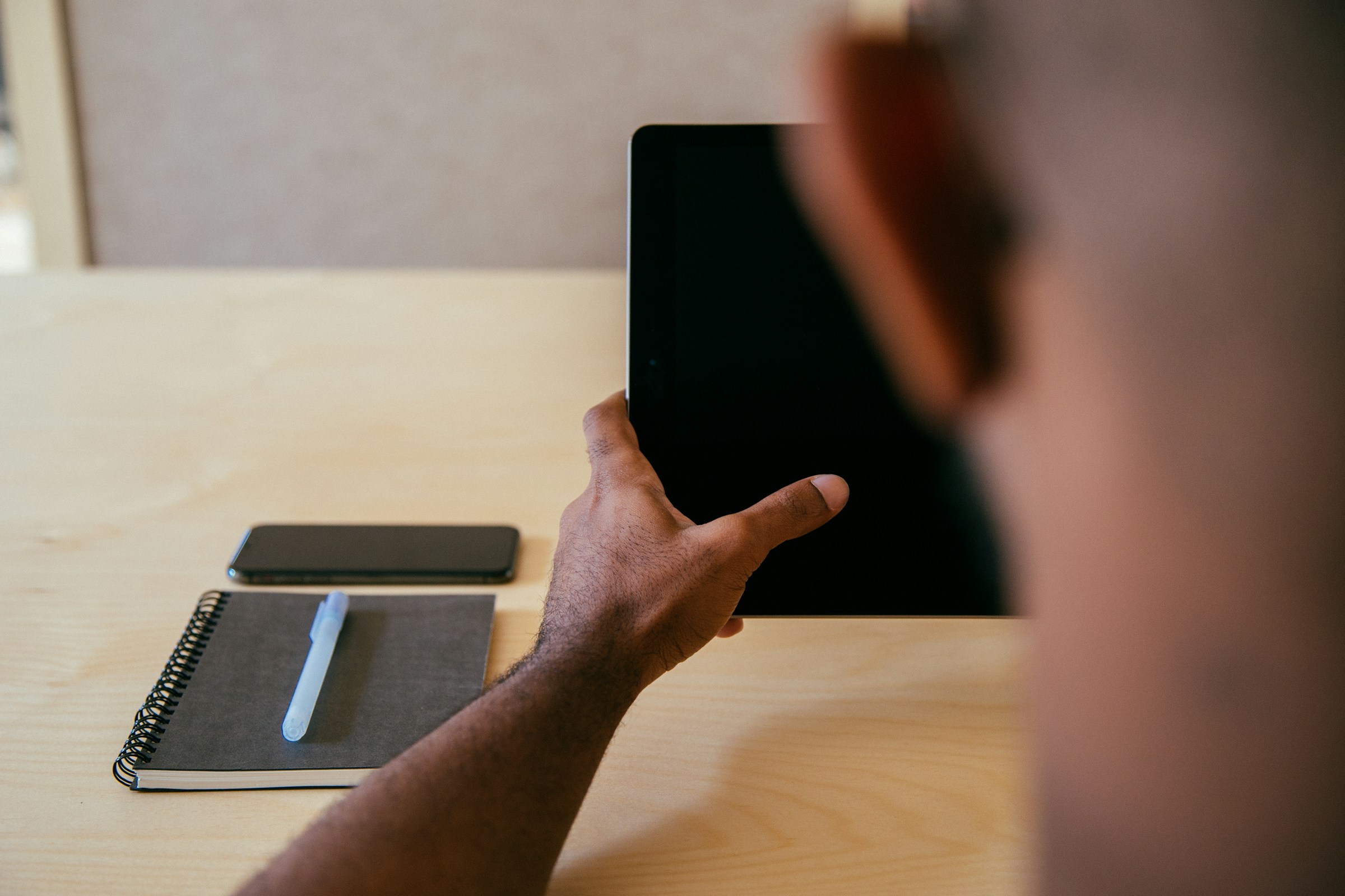 person on his tablet - Shopify Email Popup