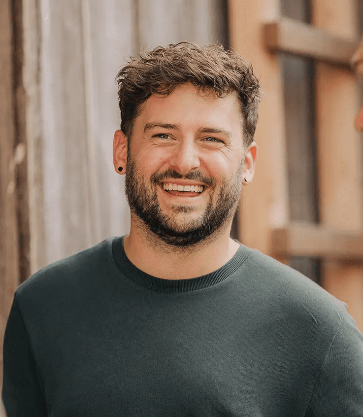 Lachendes Portraitfoto von Nick Fässler, Geschäftsinhaber der Erlediger GmbH.