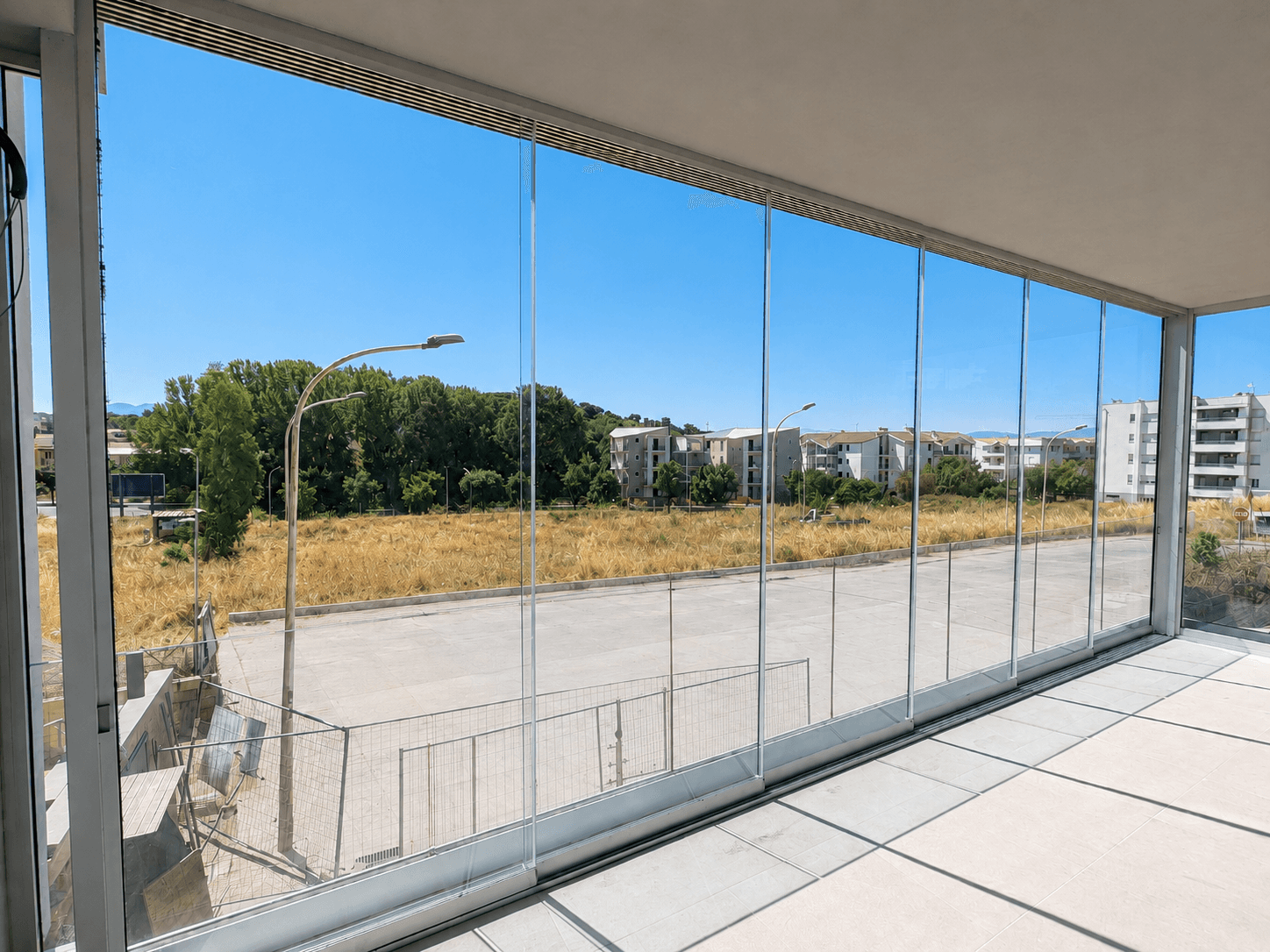 Vetrata panoramica scorrevole installata da ForteVetro su un balcone moderno.