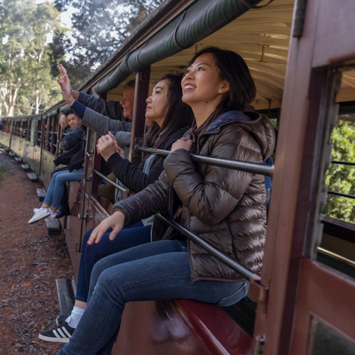 Seduti sul bordo delle tradizionali carrozze aperte con le gambe penzoloni.