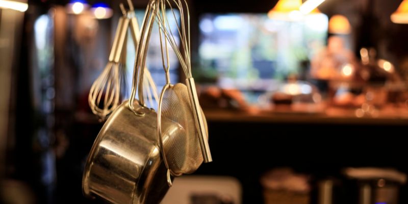 Set peralatan dapur termasuk kuali dan penapis