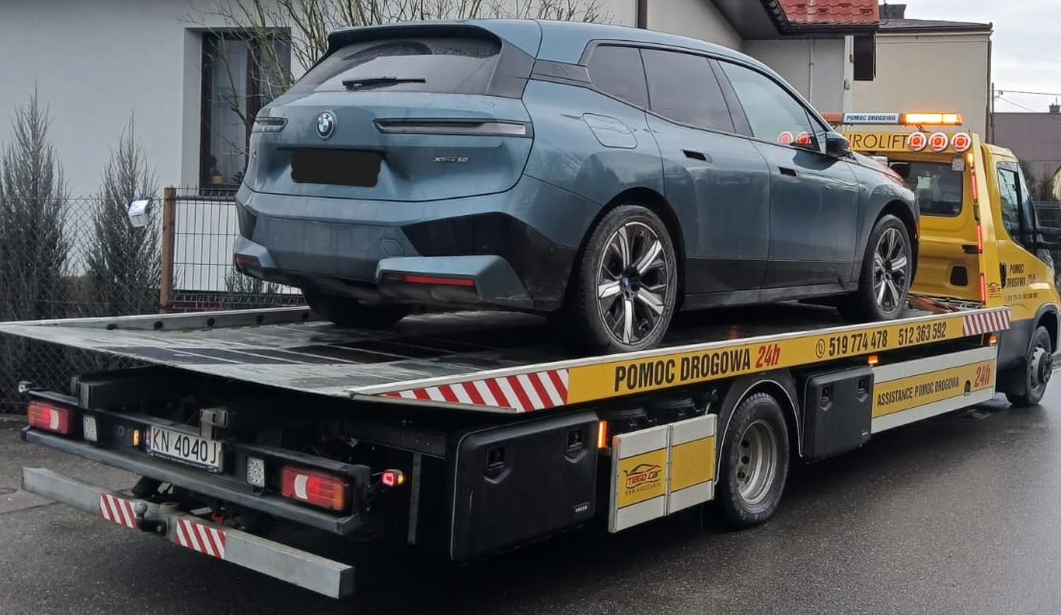 samochód na lawecie podczas naprawy po kolizji