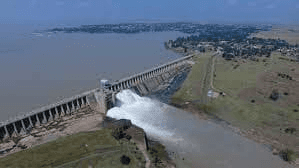 Photo: Four men rescued from dam spillway edge in dramatic Mpumalanga operation – South African Daily