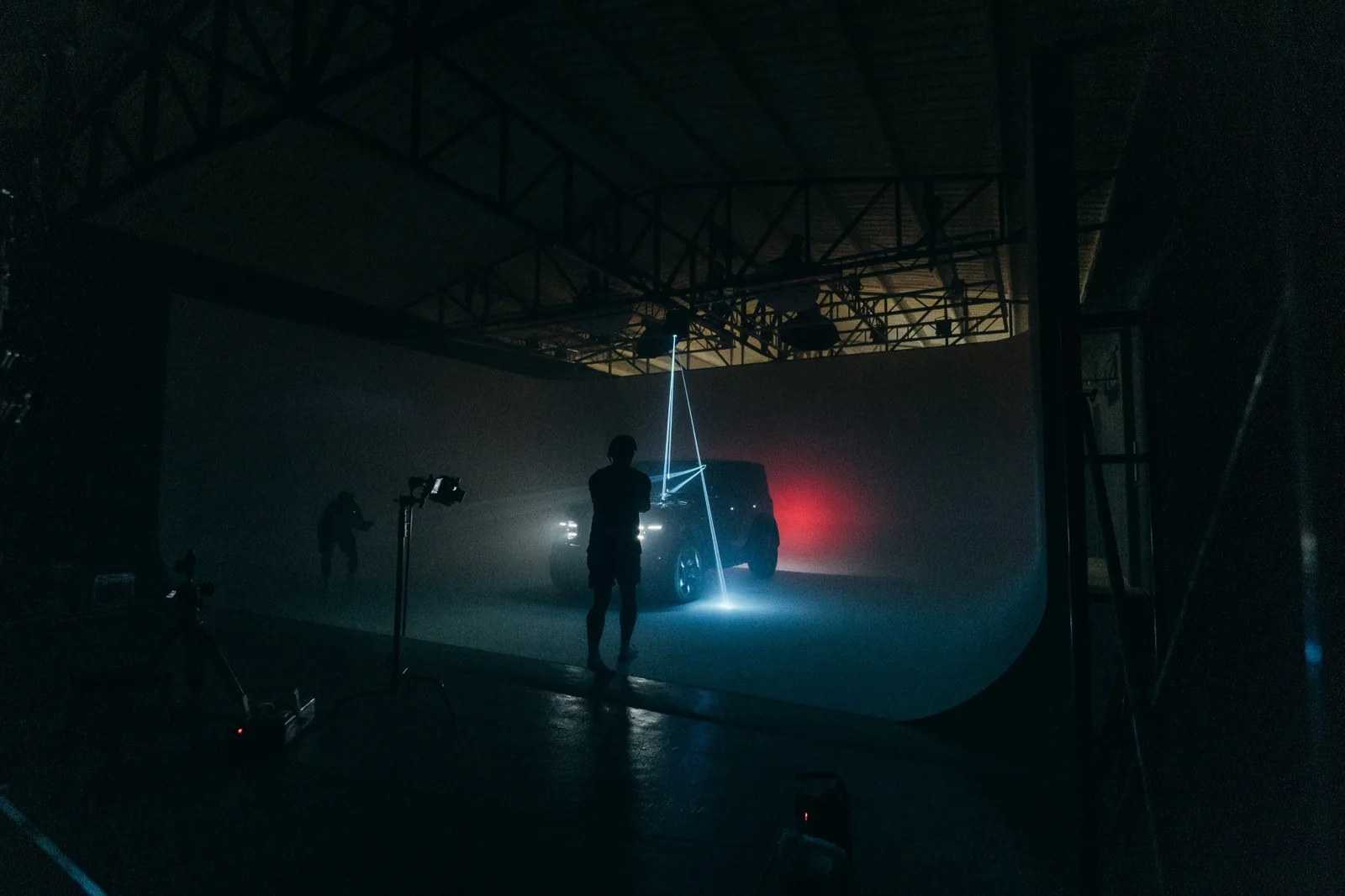 Dark setup with a laser beam and smoke around the Chery V23 on the cyclorama