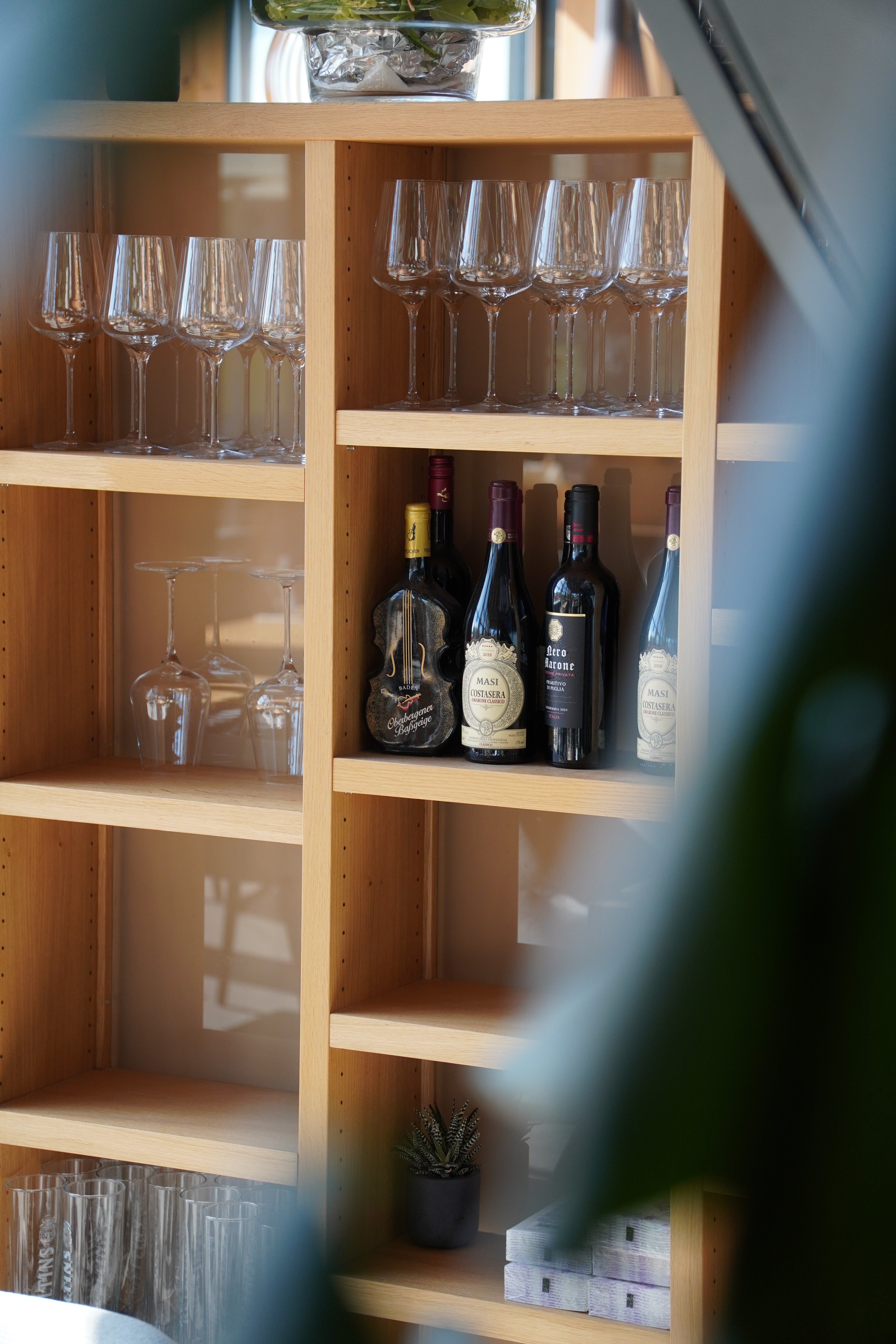 Flaschen Wein in einem Regal