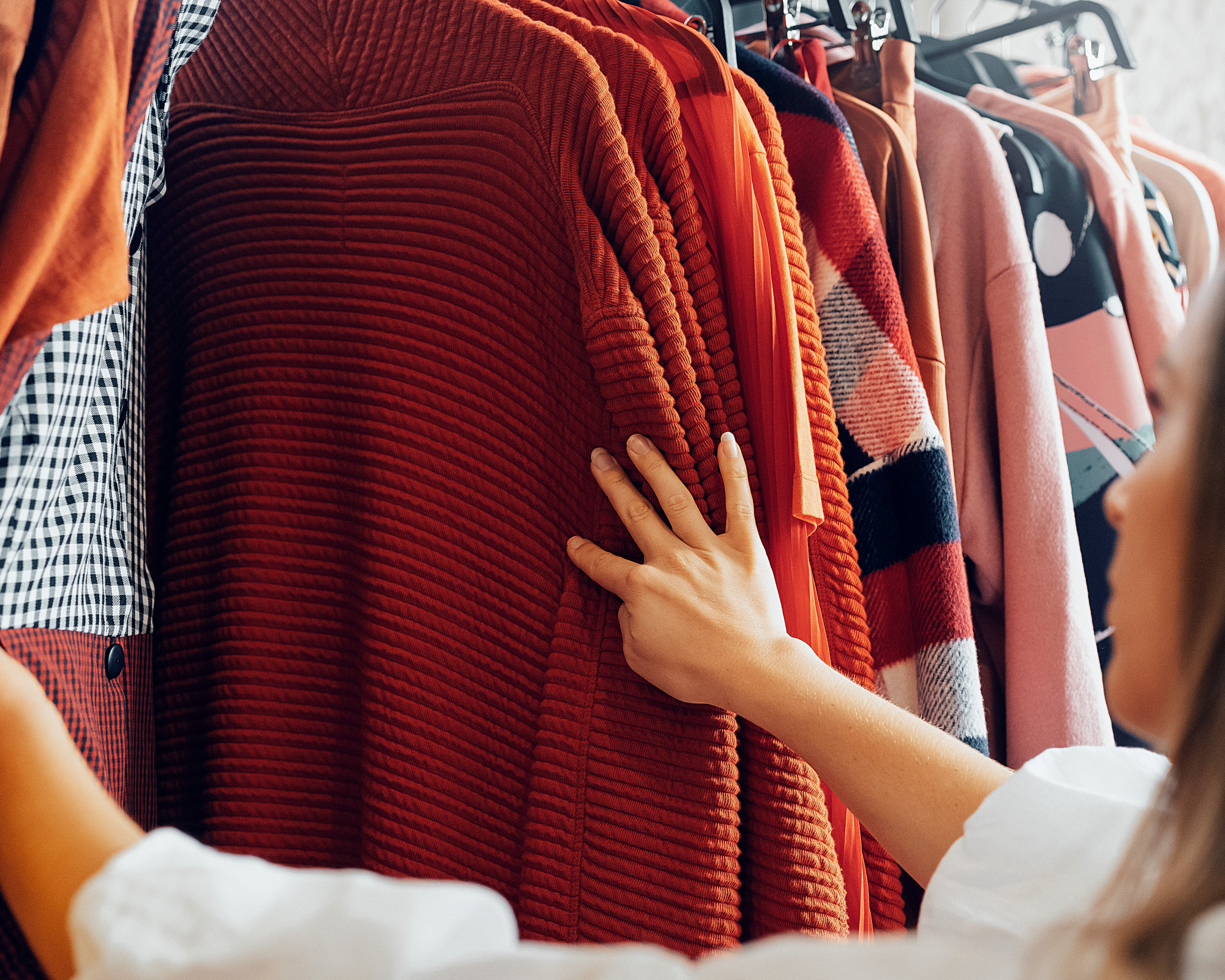 two people pointing at London's number one sightseeing map