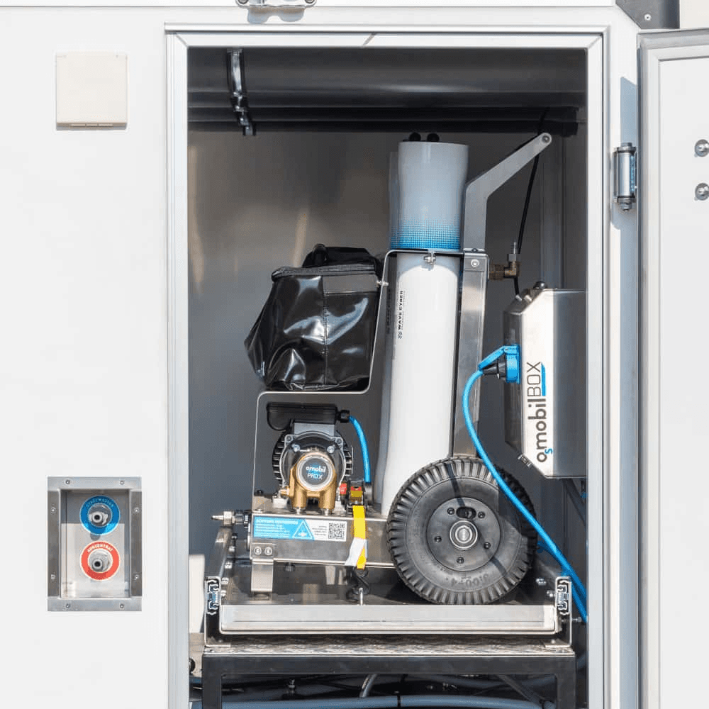 Osmose-Reinigungsanlage im Service-Trailer von DER SOLARWART zur professionellen Reinigung von Solaranlagen.