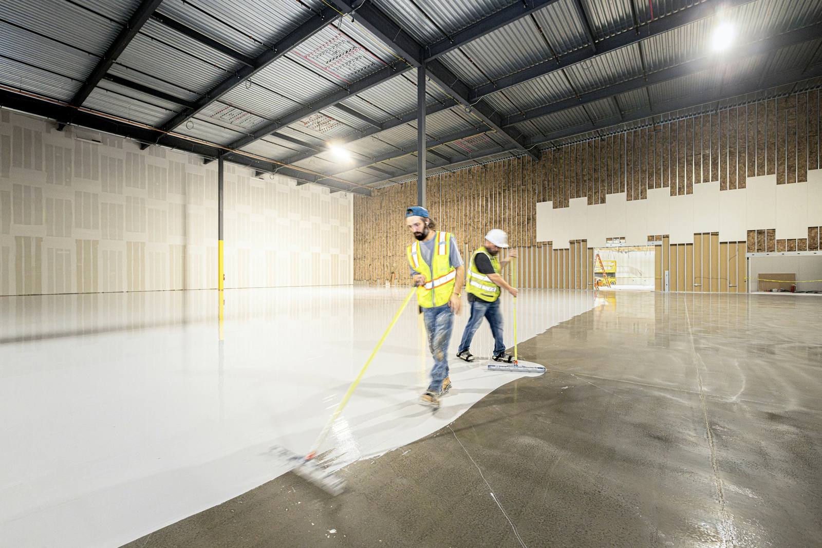 Large-area floor screed