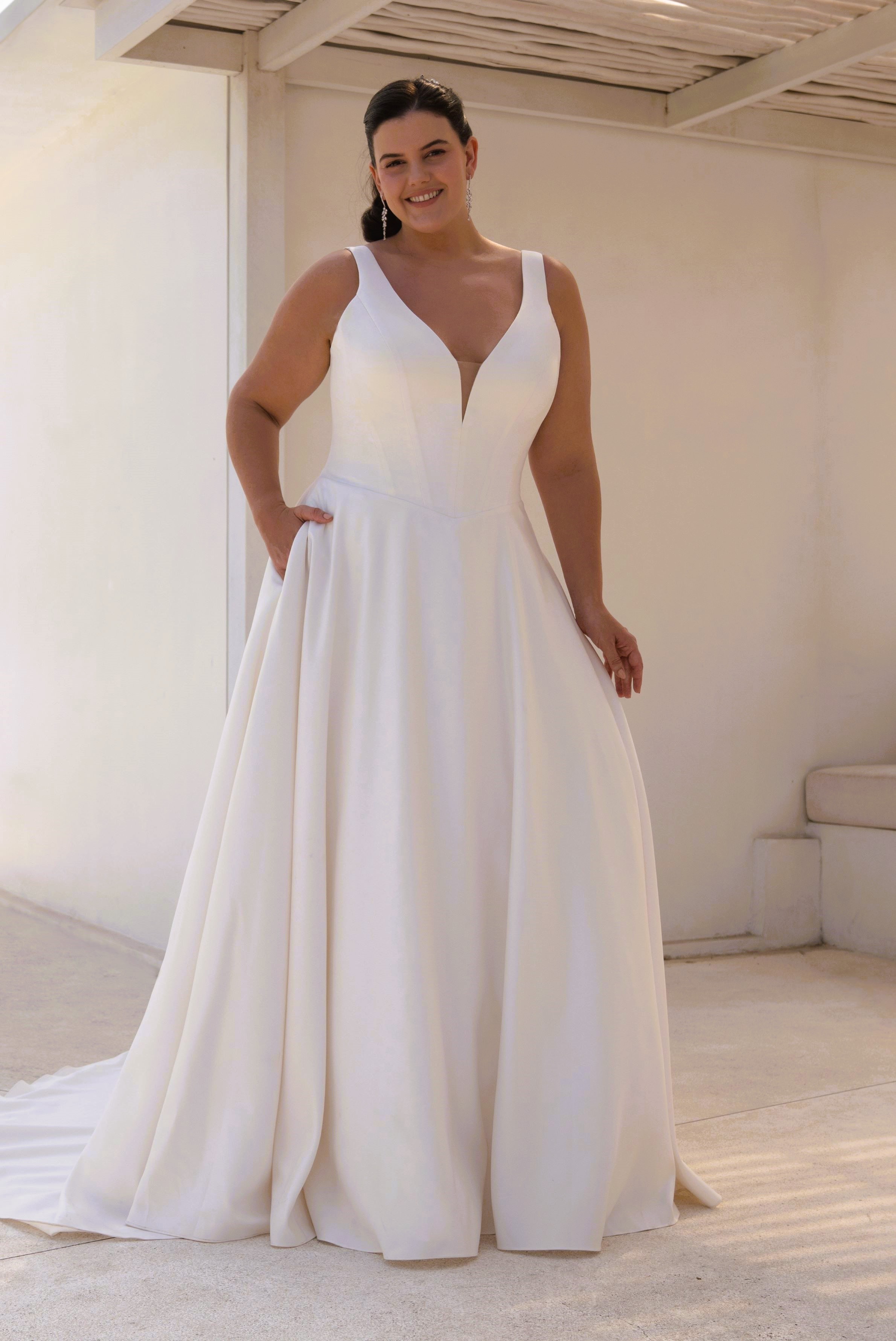 Plus Size Brautkleid im minimalistischen Design