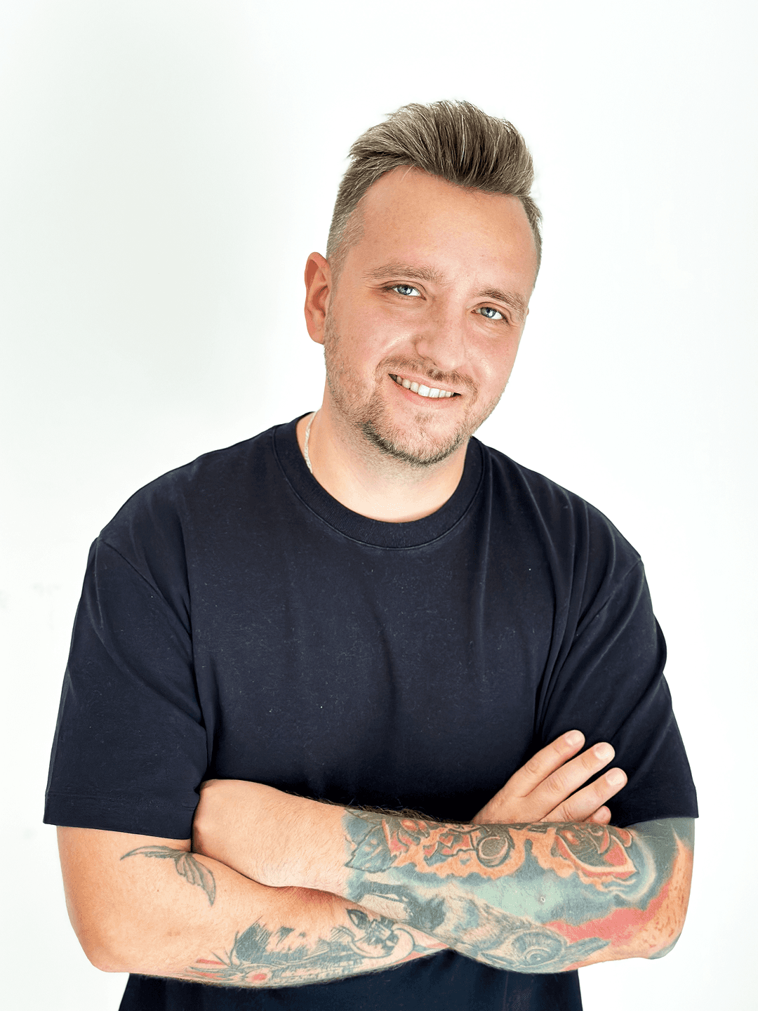 Portrait professionnel — designer, cadrage poitrine, éclairage doux.