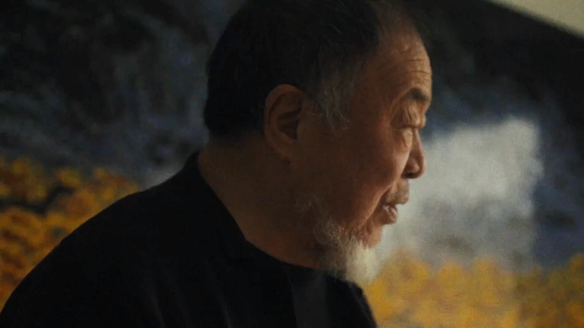 Ai Weiwei About Silk para Rubelli: imagen de apertura que muestra composición de campaña con telas y una atmósfera artesanal.