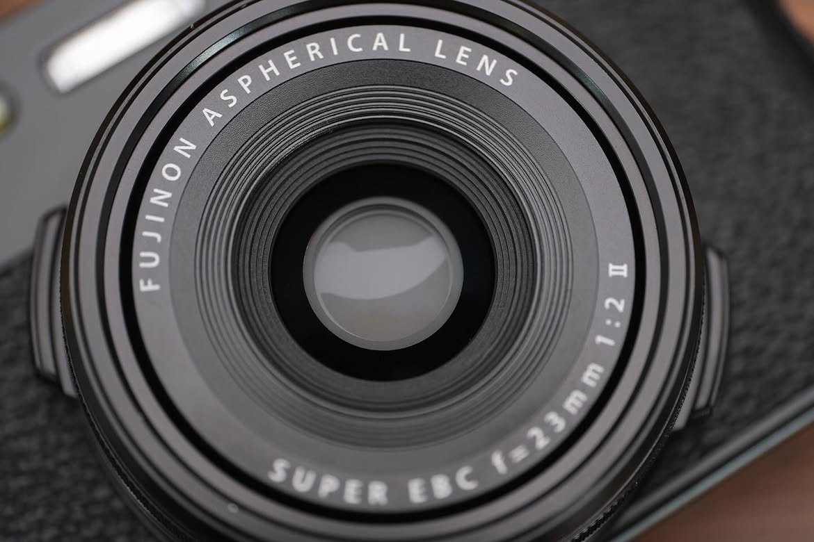 Objetivo Fujinon de 23 mm f/2 de la X100V visto de frente