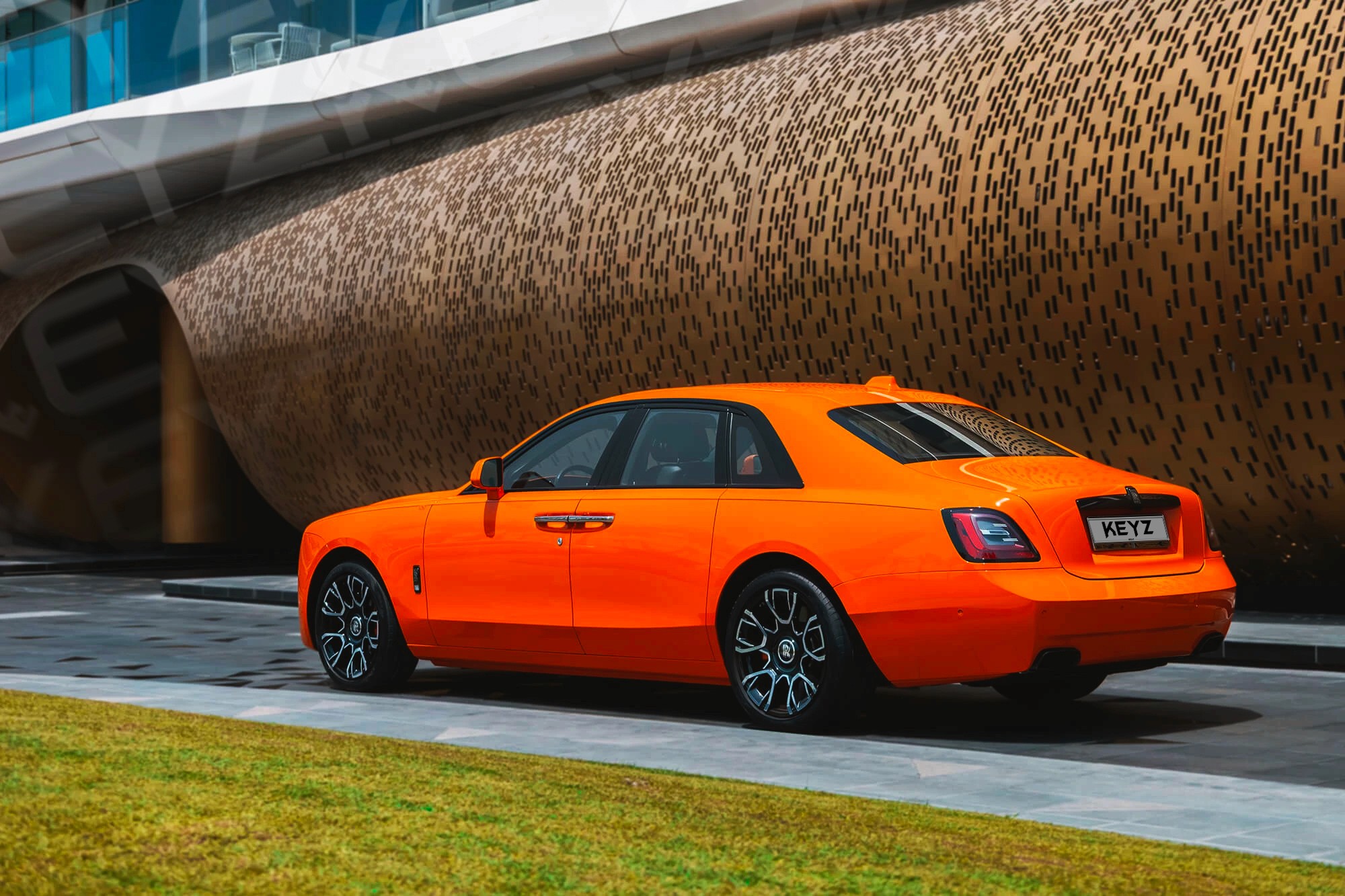 Vue extérieure Rolls Royce Ghost black badge orange – Location voiture de luxe à Dubaï | Keyz Rent