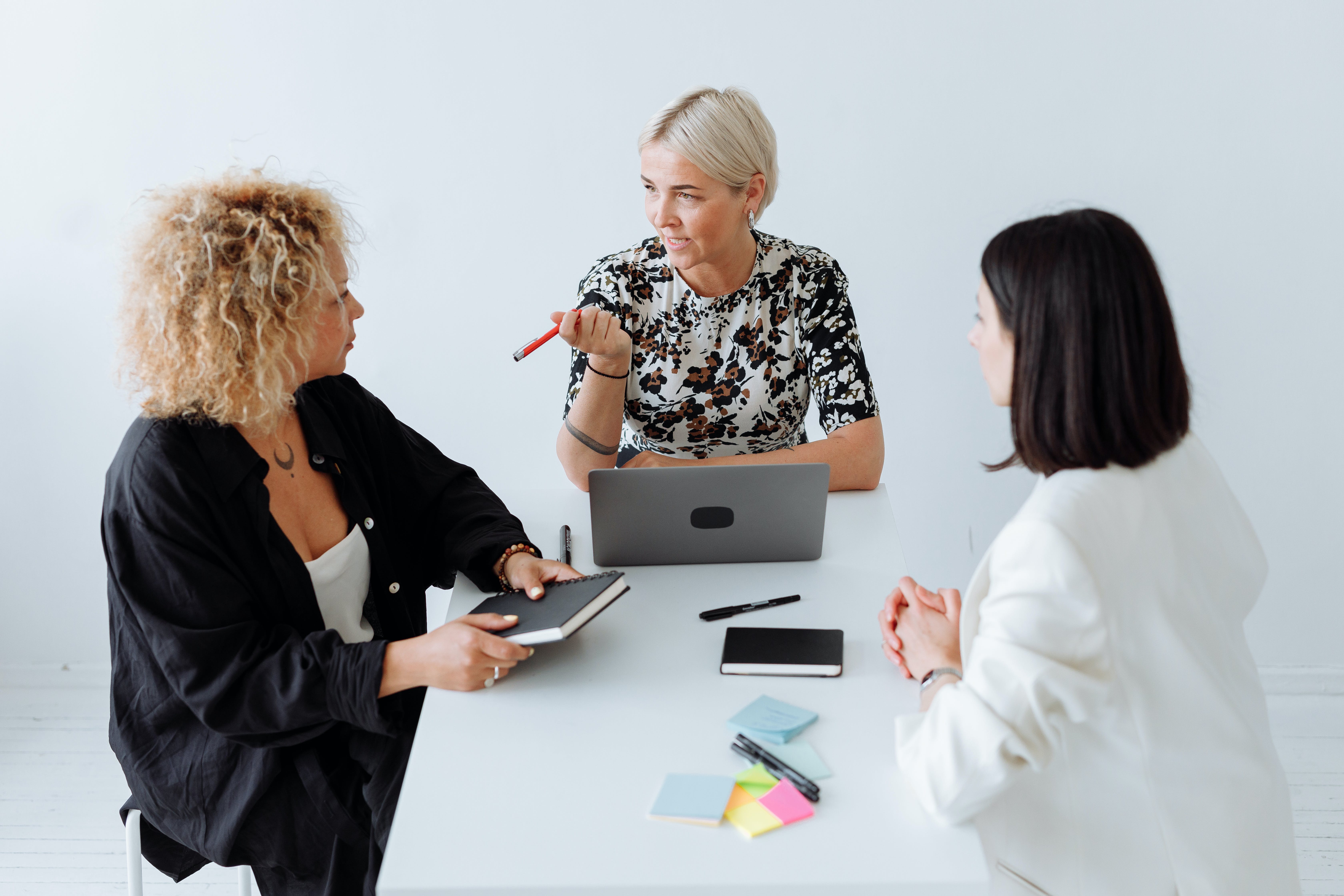 Women crafting a winning cold email at the table with laptop