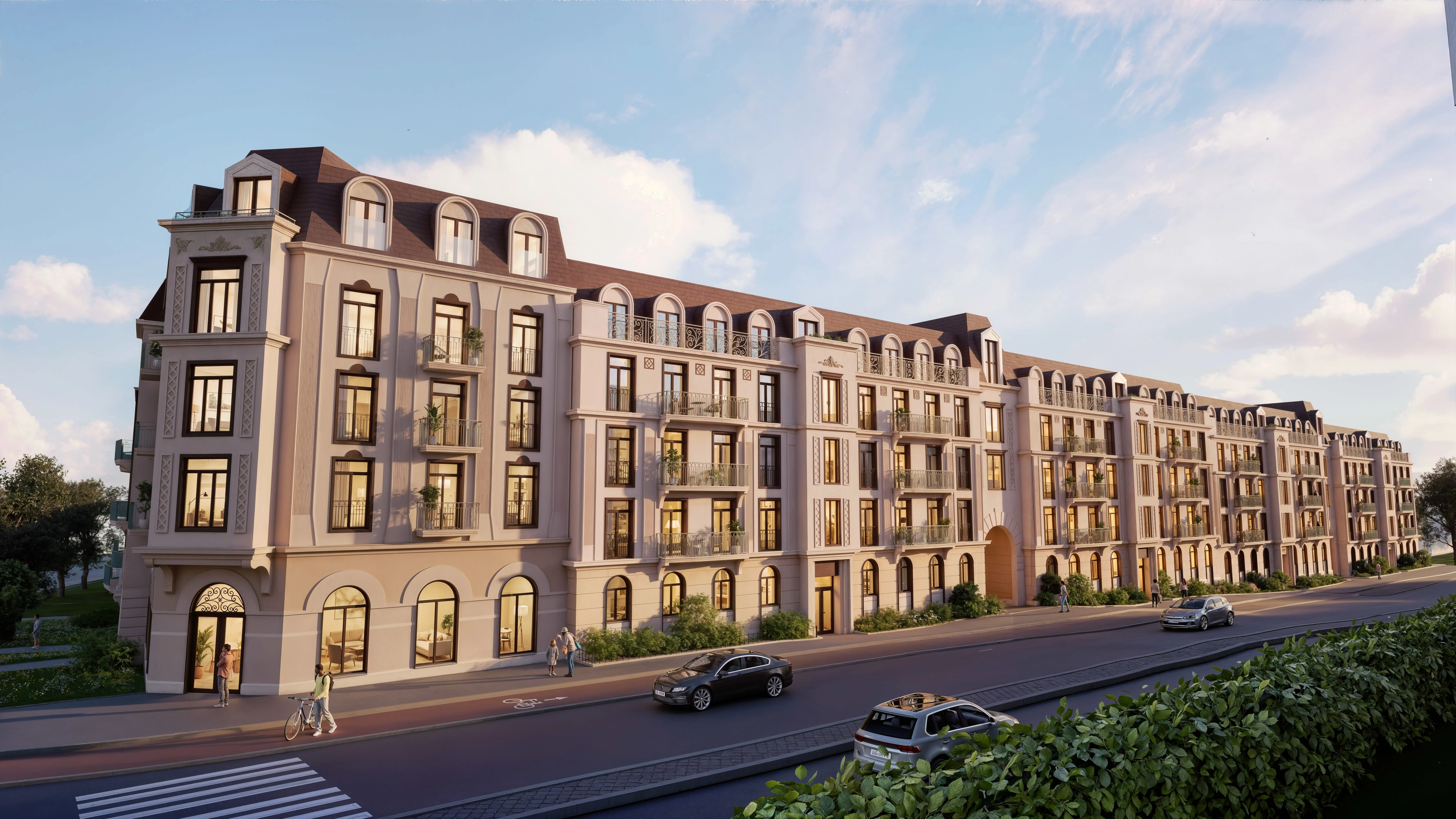 Klassisk boligfasade med balkonger og grønne planter i kveldssol