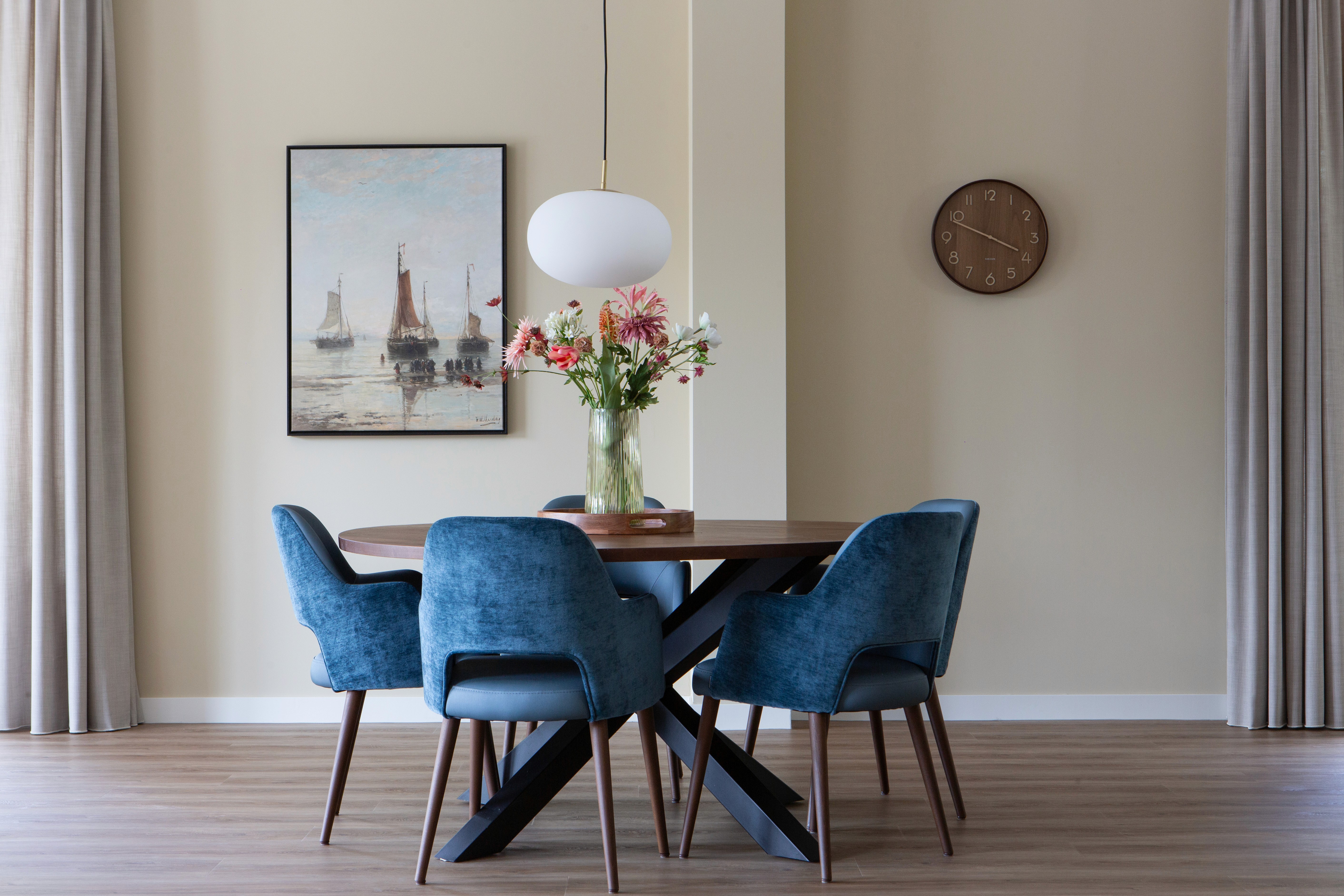 ronde eettafel blauwe stoelen 