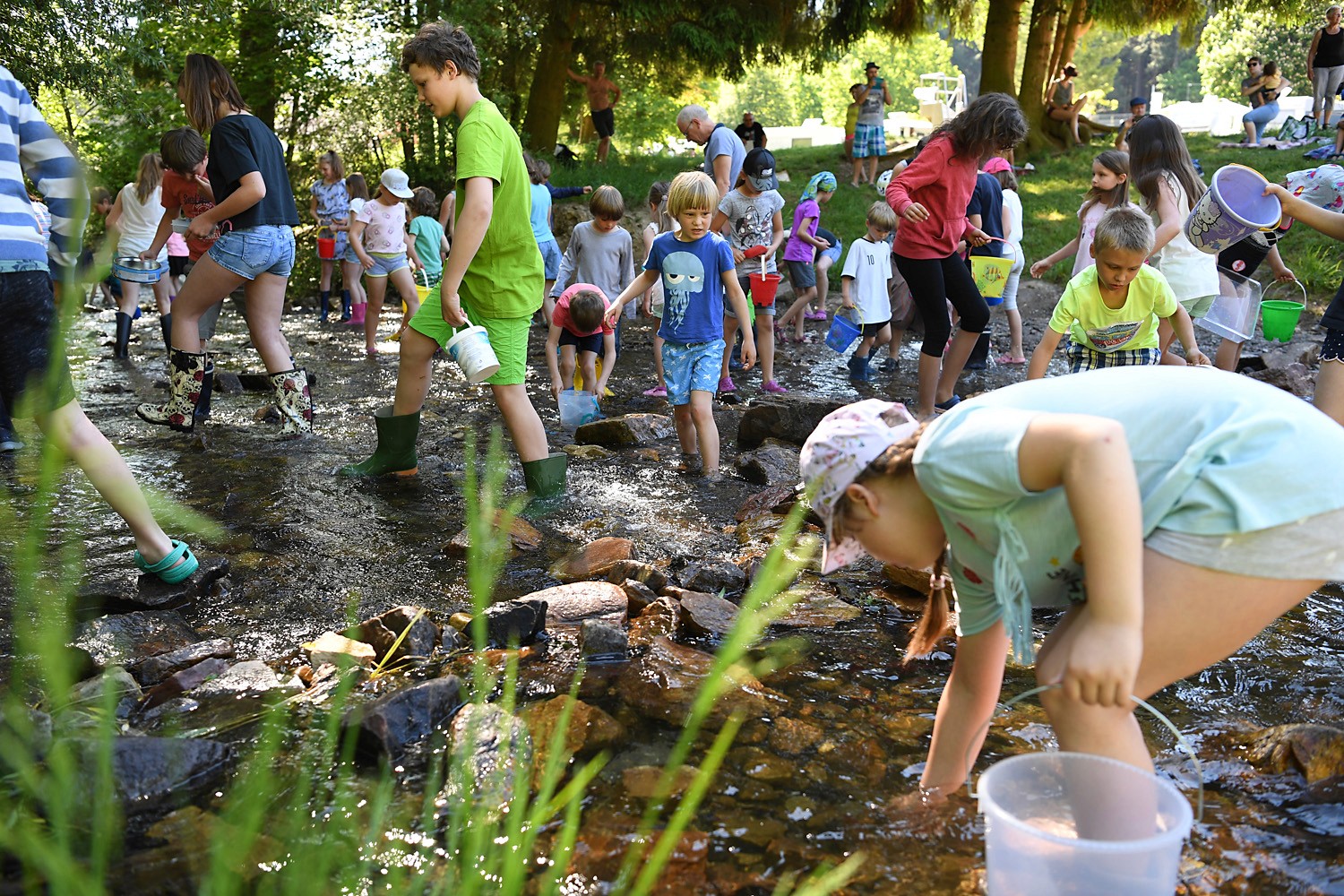 Kinder im Bach beim Edelstein suchen