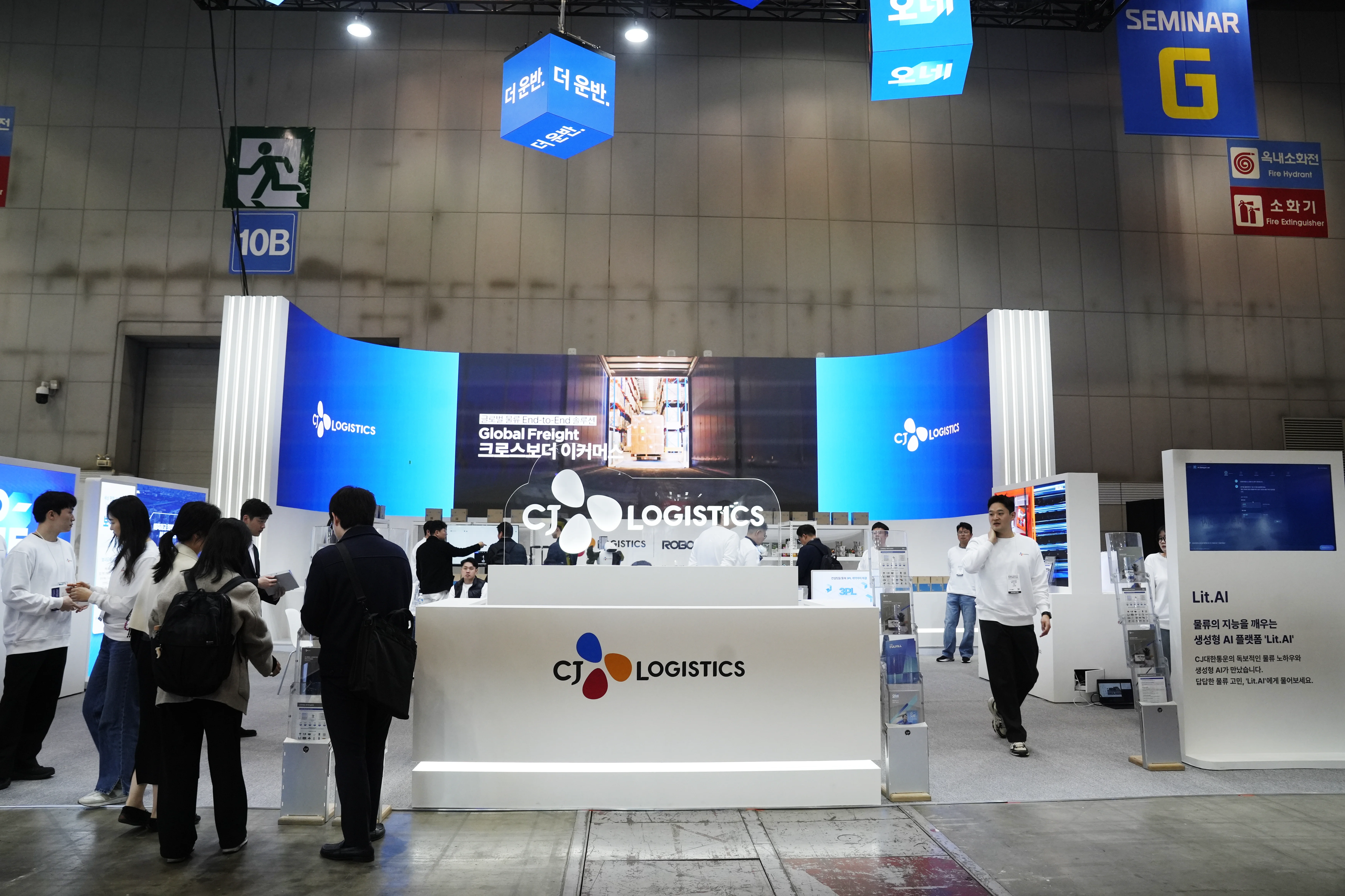 “물류의 미래는 이미 시작되었습니다 - AI Logistics”라는 메시지 아래 AI 코어, 휴머노이드, 컨설팅, 경험 4개 존이 구성되어 있었습니다. 관람객들은 물류 솔루션을 직접 체험하고 상담받으며 CJ대한통운이 선도하는 물류 생태계의 변화를 체감했습니다.
