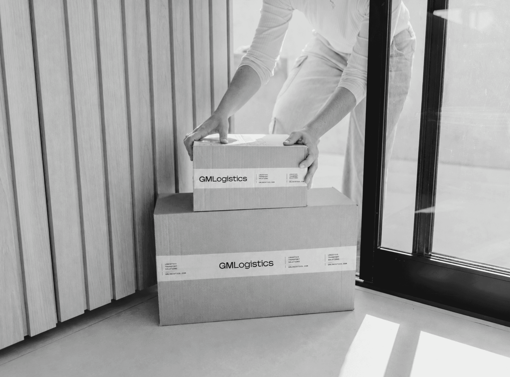 GMLogistics Pakete werden für Versand und Zustellung vorbereitet.