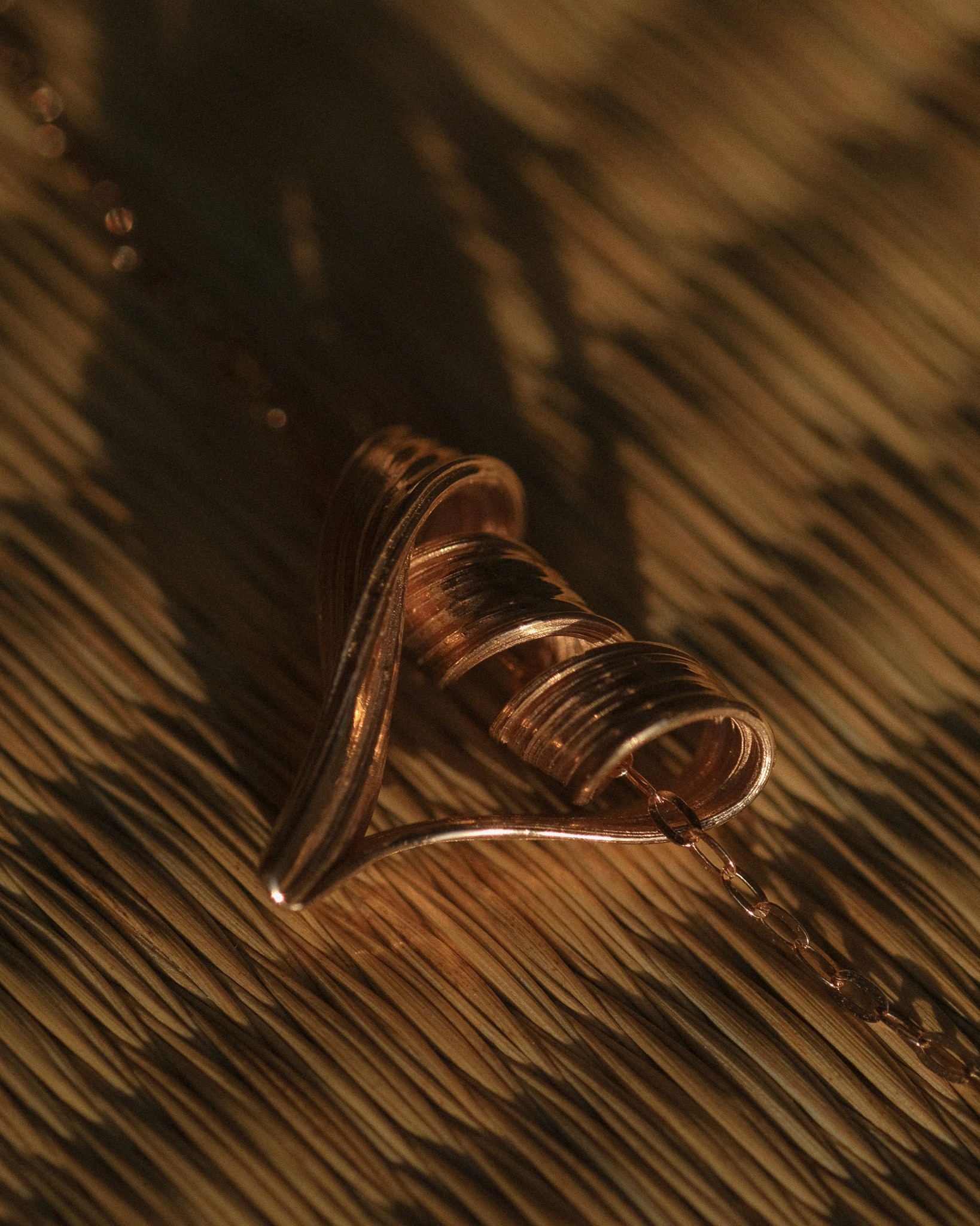 Mitsuro hikime heart pendant on tatami