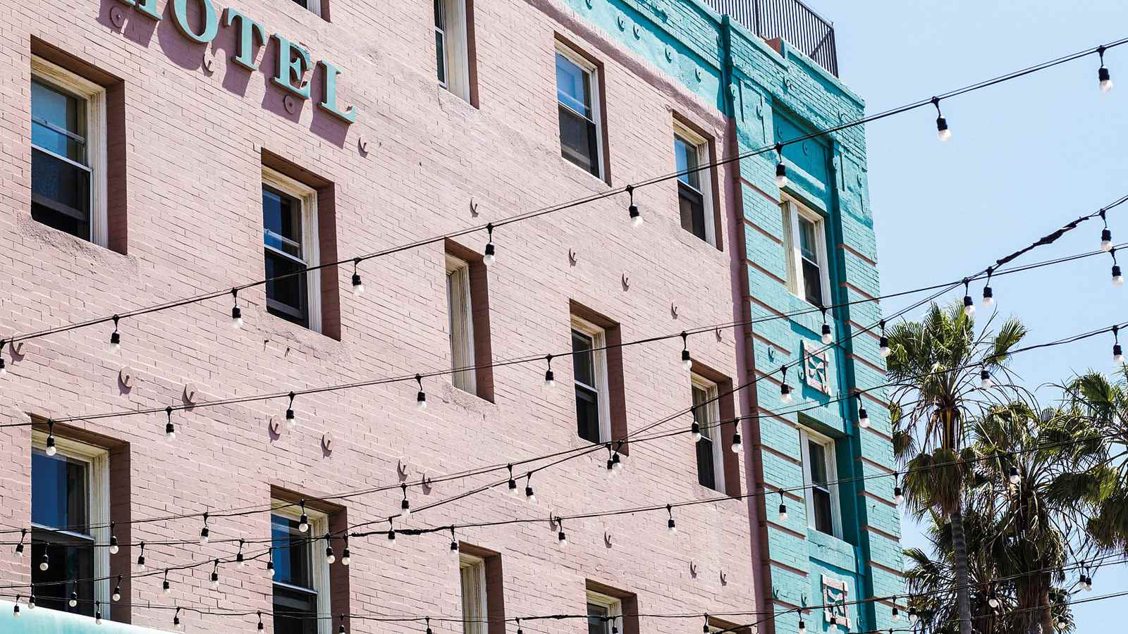 Stadthotel mit gereinigter Fassade
