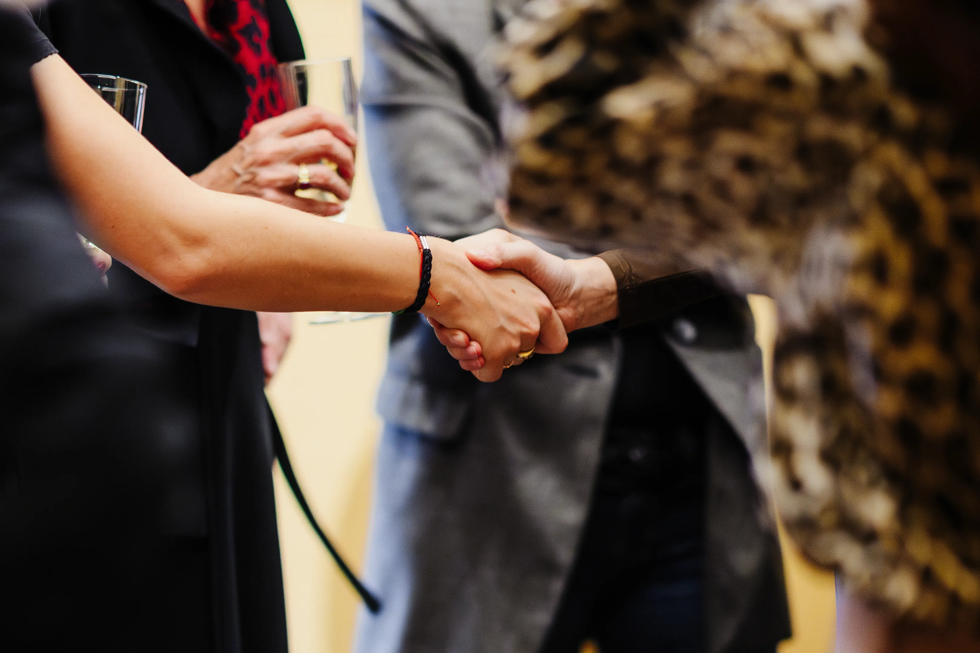 Poignée de main entre participantes lors d’une rencontre de networking professionnel