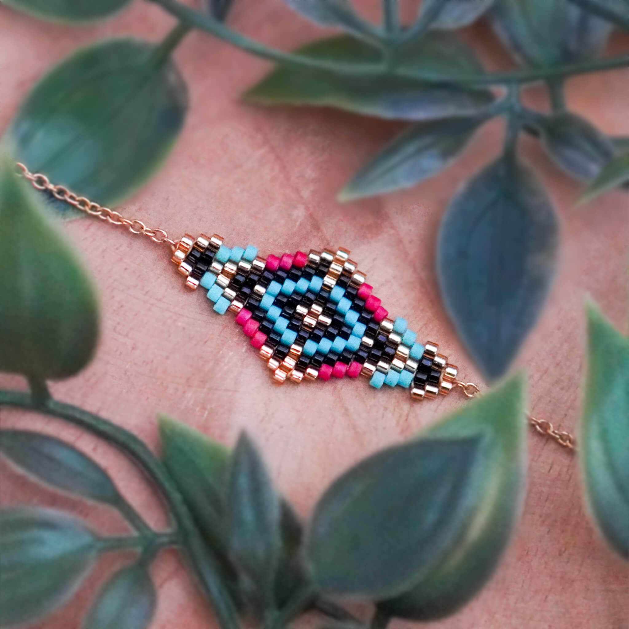 Niebiesko czerwona bransoletka geometryczna z koralików Miyuki Berry Sky na łańcuszku ze stali szlachetnej.