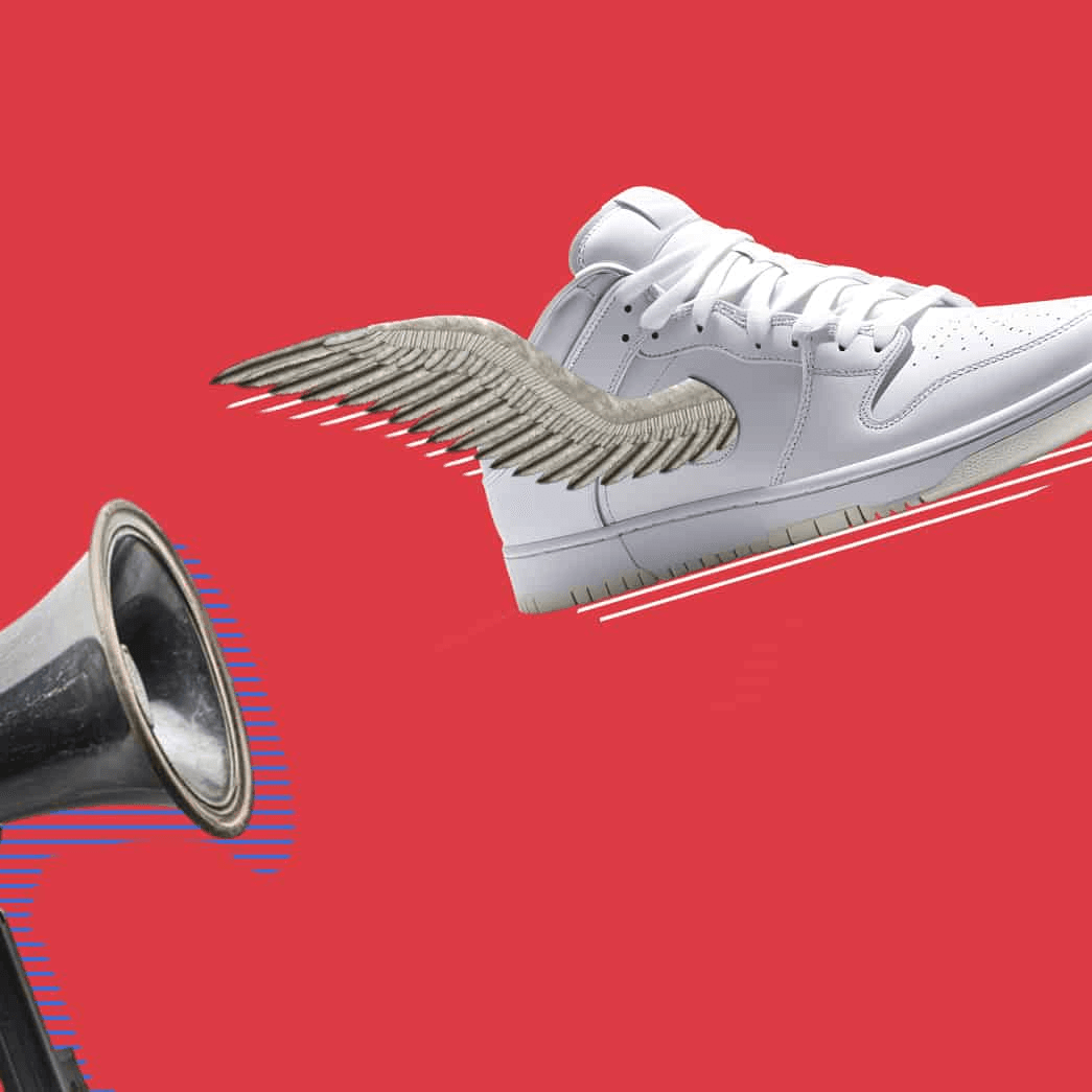 Zapatilla blanca con alas junto a un claxon sobre fondo rojo.