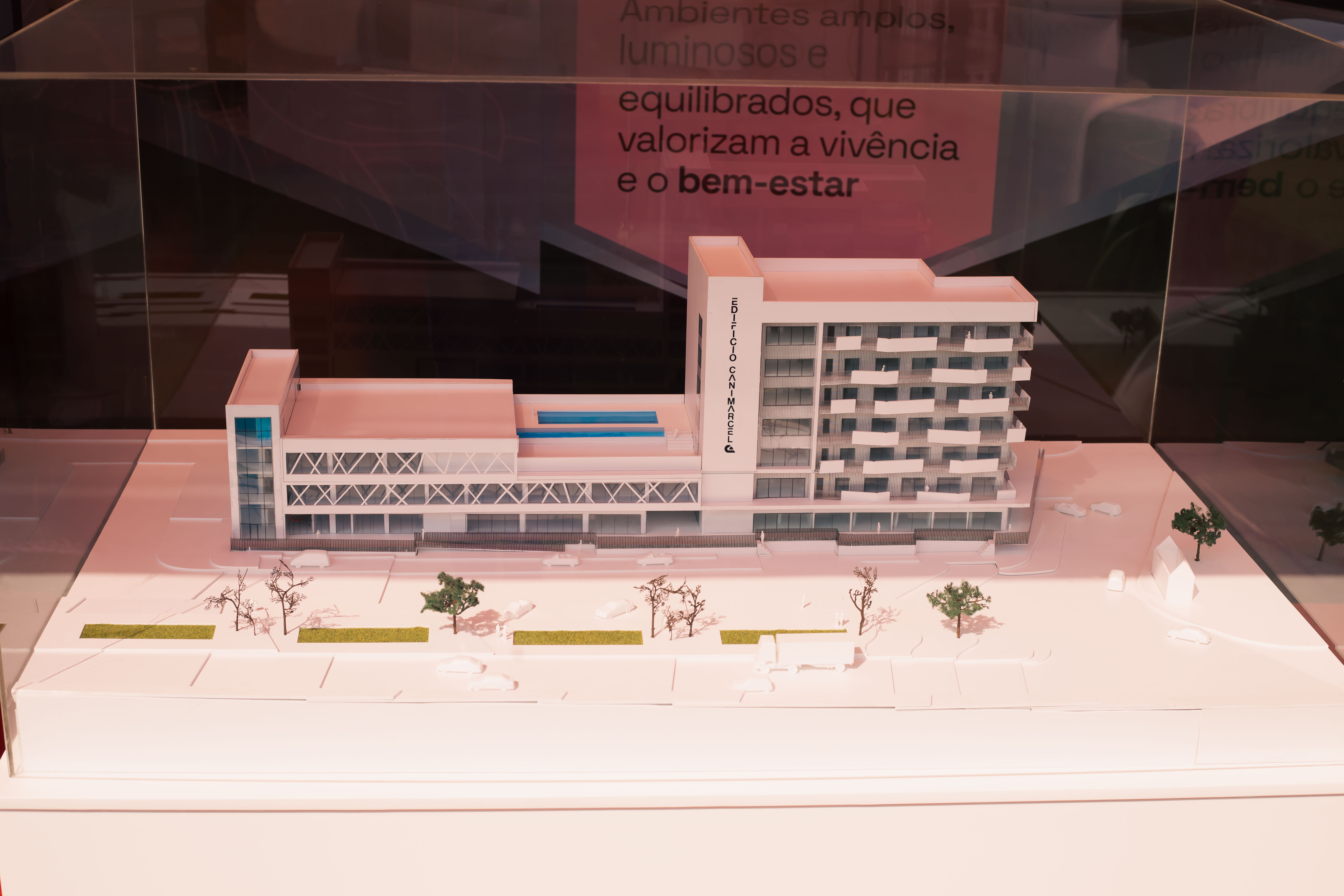 Uma maqueta do condomínio que representa um homem vestido de preto a conversar com uma mulher.