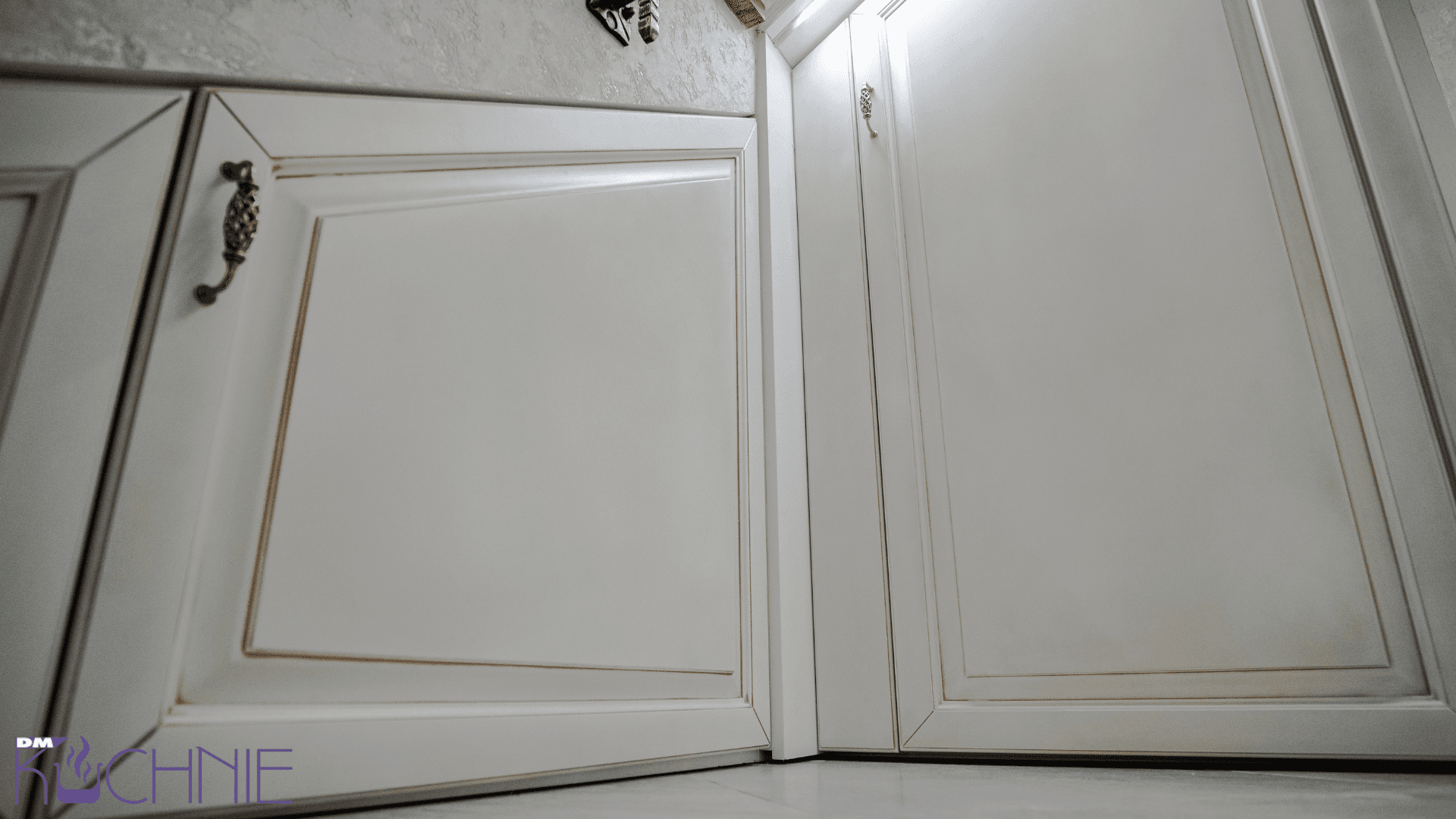 Szafa na zamówienie Warszawa – frezowane fronty w jasnym kolorze z dekoracyjnymi uchwytami