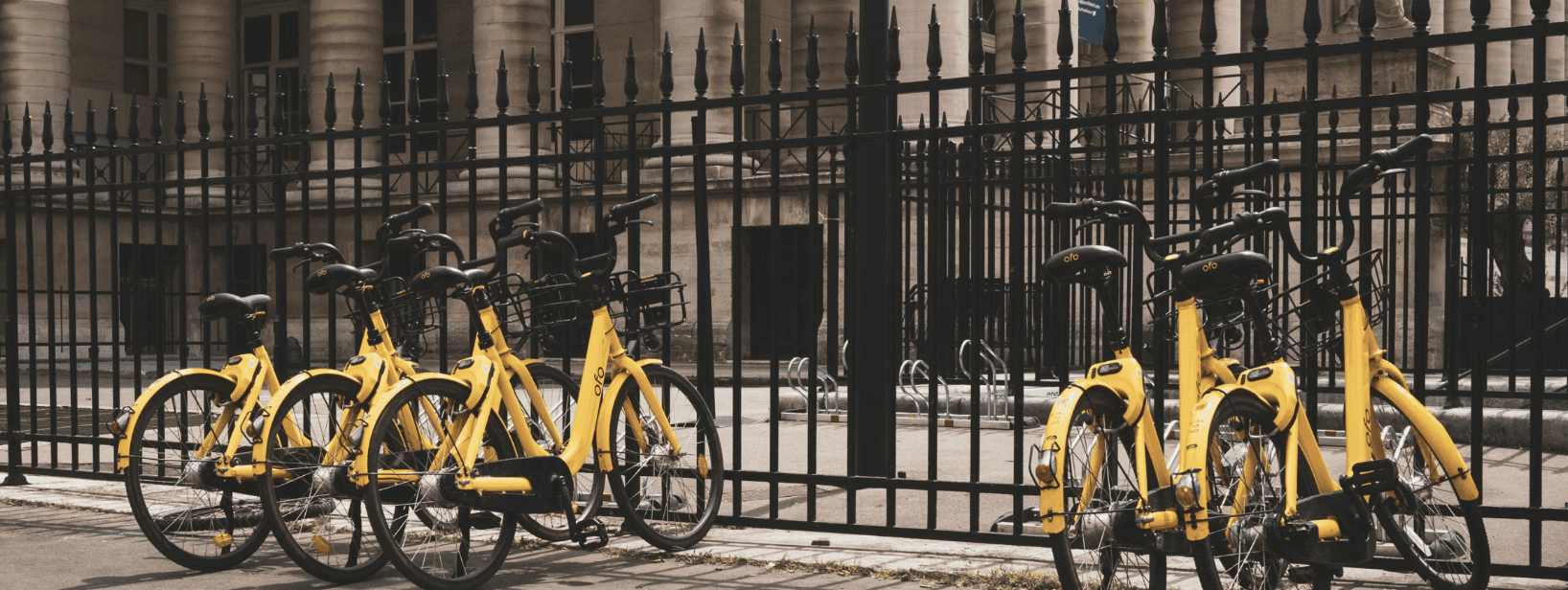 Zwei Personen arbeiten an einem Holztisch mit Dokumenten und Plänen an einer Strategie.