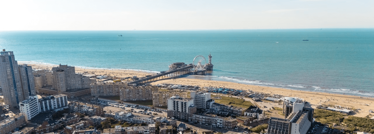 Panoramisch uitzicht op het strand en de Pier van Scheveningen vanuit de lucht, bij Hotel Four Stories.