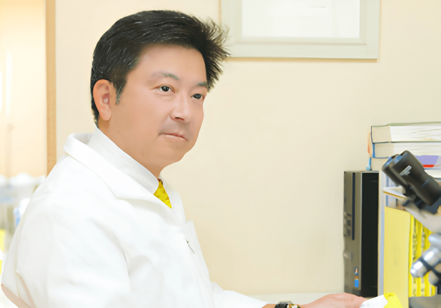 診察室で白衣を着た稲葉岳也先生