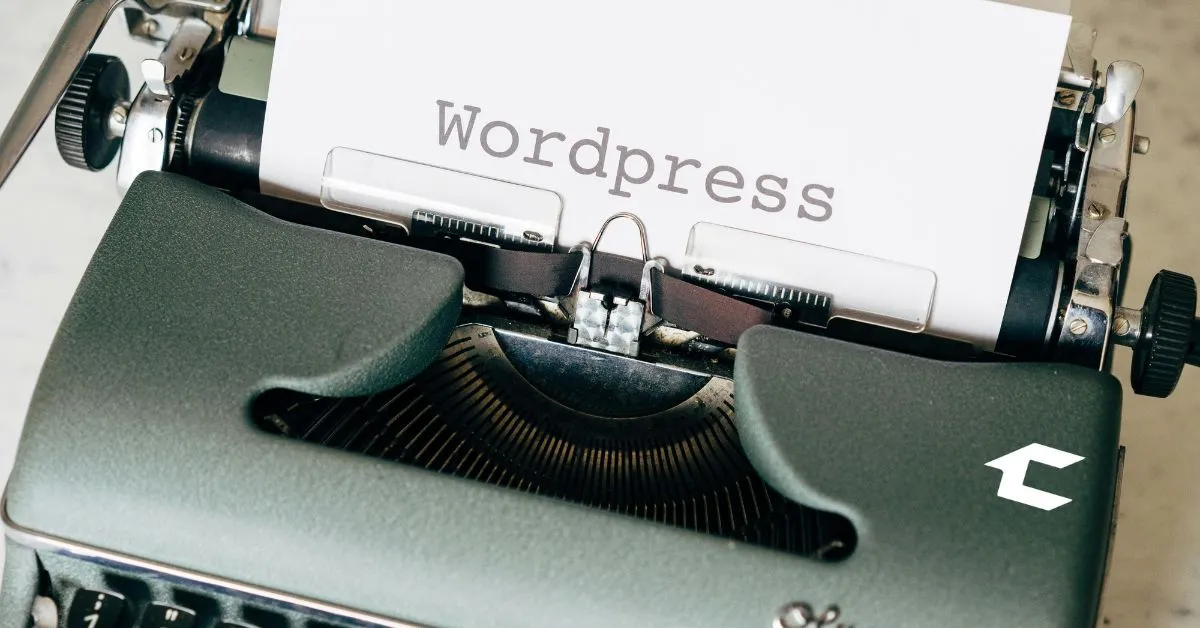 Máquina de escribir retro escribiendo la palabra WordPress, representando la creación de contenido en plataformas de diseño web tradicionales.