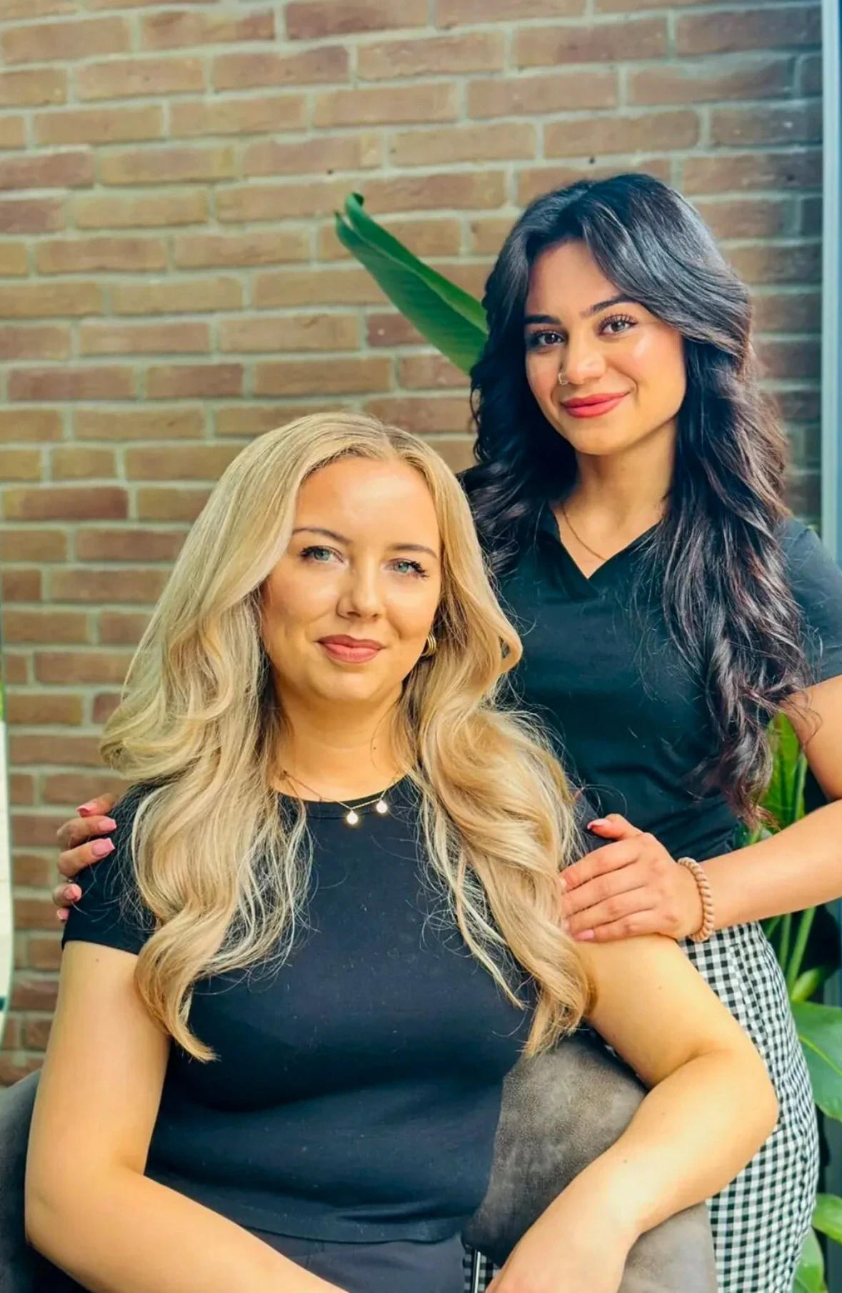 By Saif Frisör Stadthagen Maire unsere Friseuren mit Kunde lächelnd am posieren.