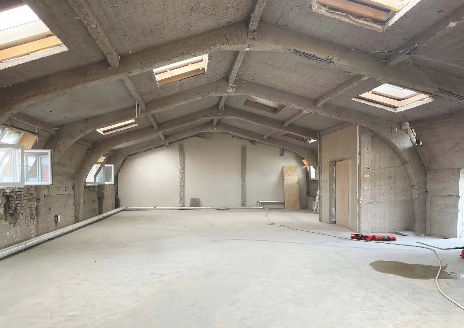 Isometrische Zeichnung eines Bauprojekts mit mehreren Gebäuden und markierten Strukturen in Rot