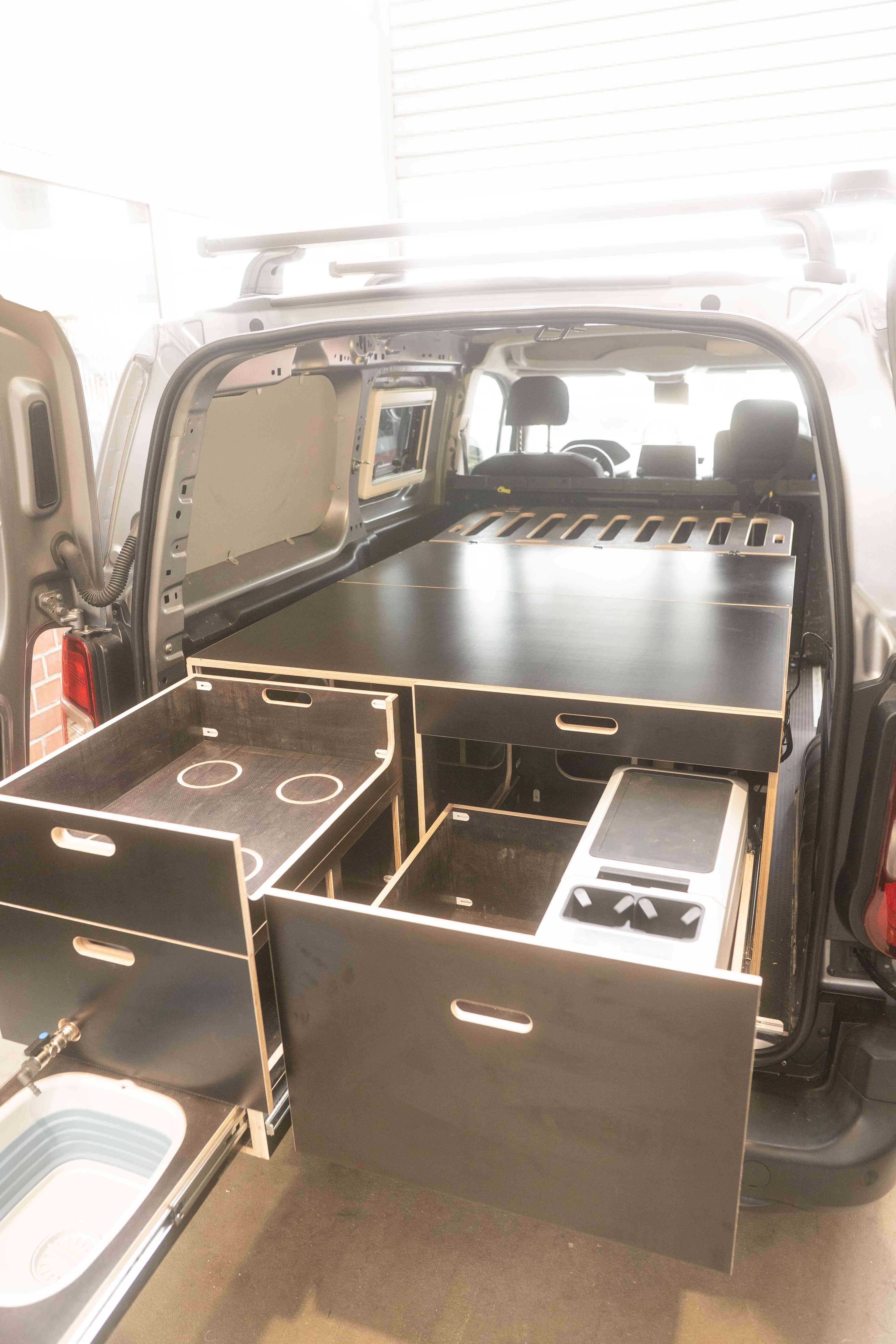 Detailaufnahme der Wellenstruktur der Akustiklampe aus Holz, zeigt Material und handgefertigte Verarbeitung