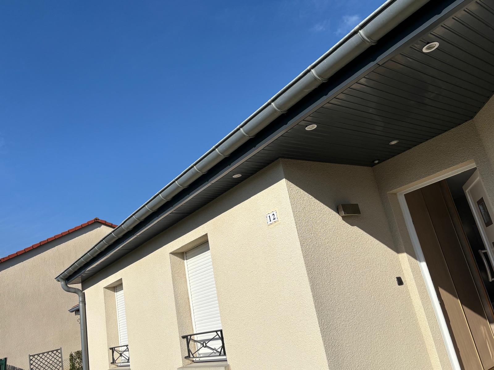 Équipe d'AJS Toiture en phase de pose de gouttières neuves