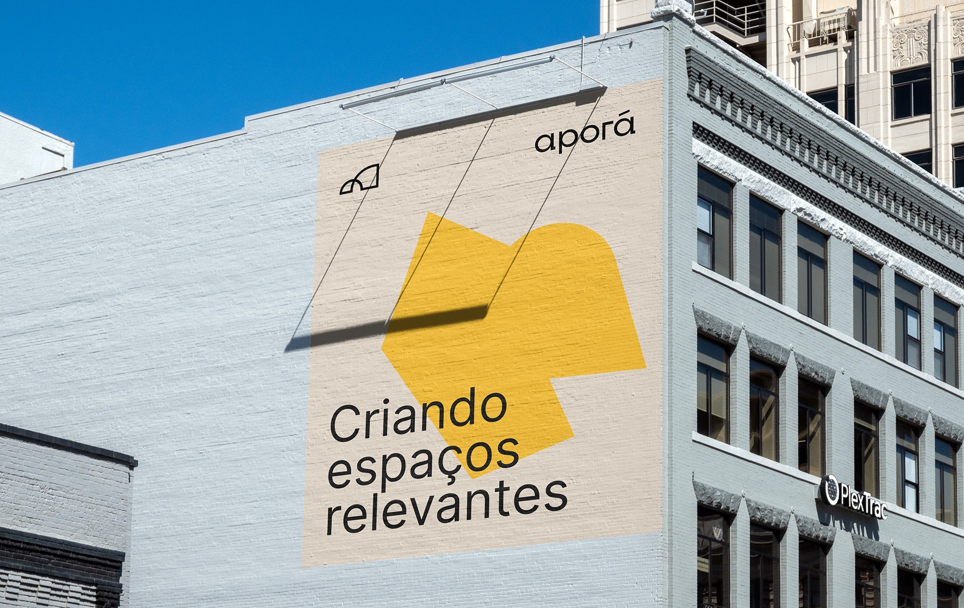 Aplicação da marca Aporá em um outdoor. A frase escrita é 