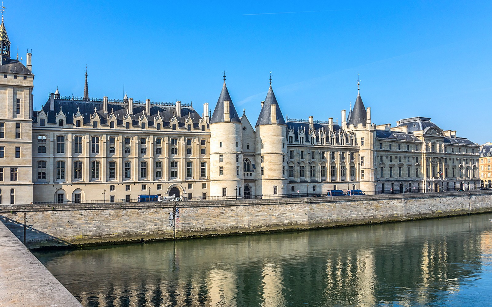 Conciergerie, Paris historiske bygning langs Seinen.