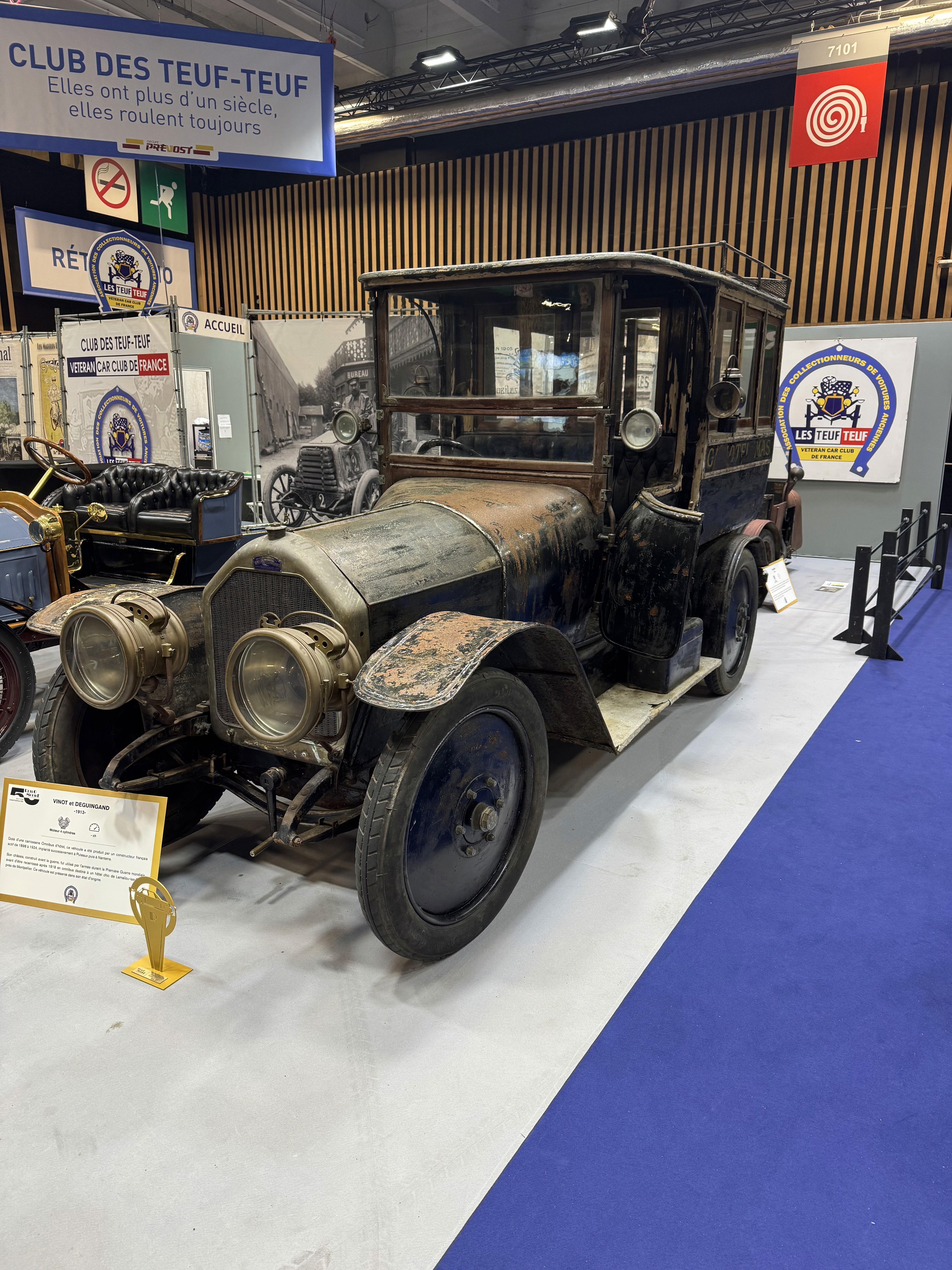 Vinot et Deguingand au salon rétromobile 2026, sur le stand des Teuf-Teuf