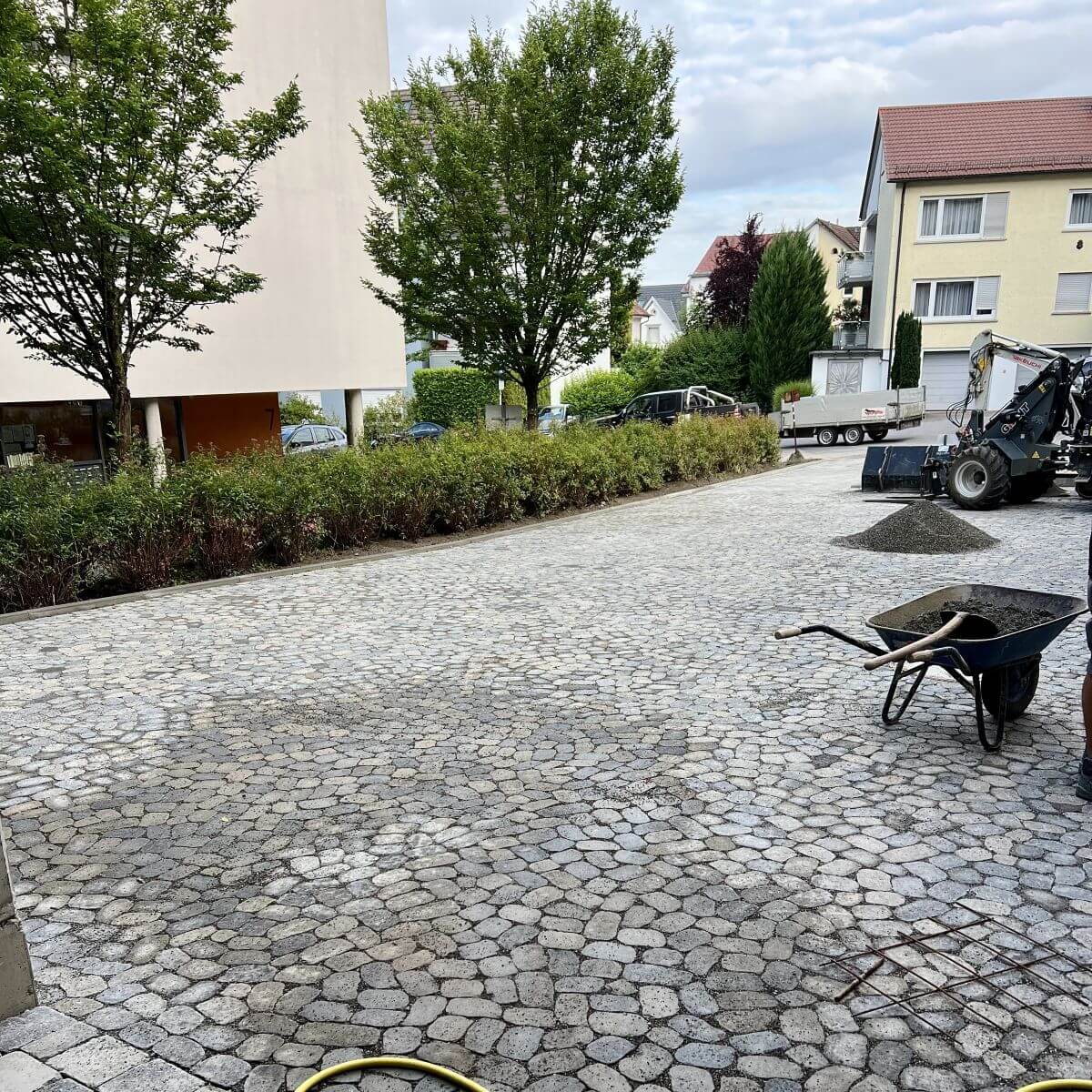 Großflächige Gestaltung einer Einfahrt mit Arena-Pflaster durch Gartengestaltung Klingenstein in Baindt.