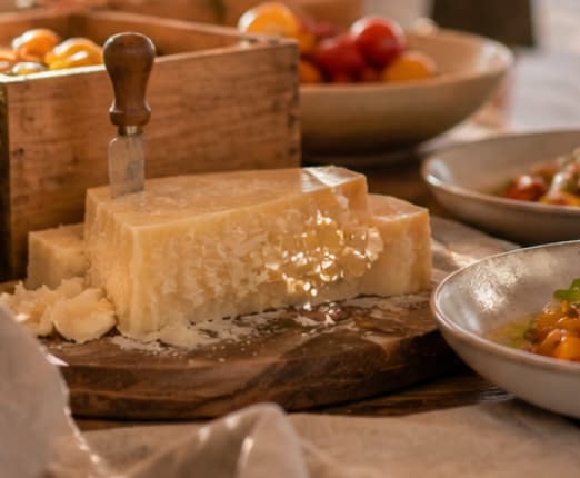 Detail van Italiaanse catering met Parmezaanse kaas en verse ingrediënten